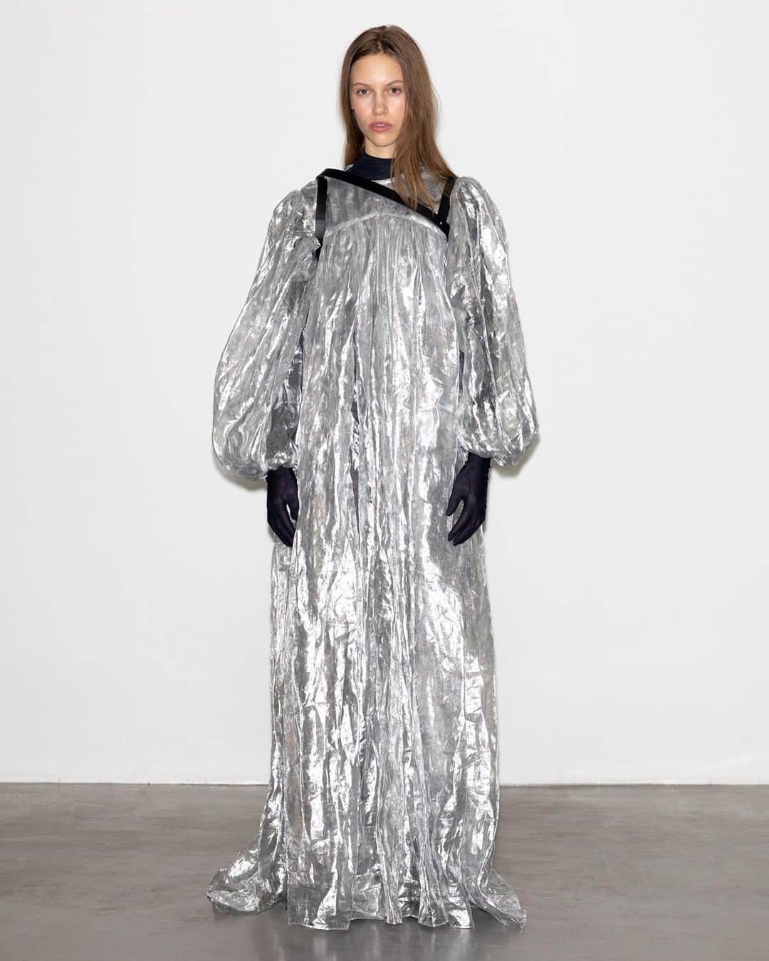 のインスタグラム：「HOPE Homage: Eli Solberg⁠⁠ ⁠⁠ Meet the Swedish, up and coming fashion designer @solberg.eli who was recently selected as one of the Vogue Talents 2020 via their graduation collection ‘Pedestrian’ from Beckmans College of Design. ⁠⁠ ⁠⁠ "As a designer, I always try to allow myself to be spontaneous and acknowledge the importance of the process in my work. Following my intuition is important for me, as well as accepting that my views might change and being ok with that. In my graduation collection, the process led me to the woman in the city. On a personal level for me as a gender non-conforming person, it was interesting to explore my relationship with this specific kind of woman and question what qualities about her fascinated me."⁠⁠ ⁠⁠ Read full interview via link in bio!⁠⁠ ⁠⁠ #hopesthlm #hopehomage #elisolberg #beckmans」