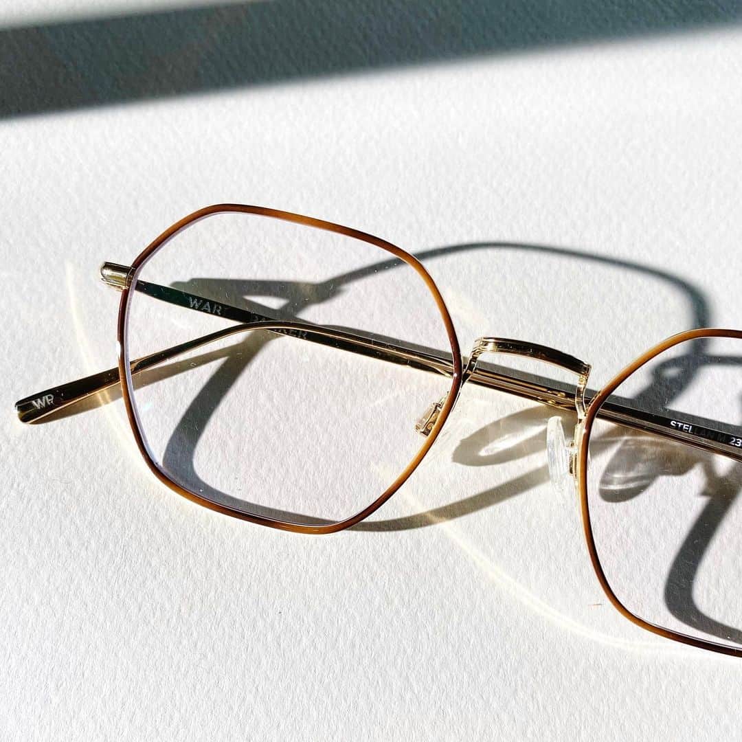 Warby Parkerのインスタグラム：「10 new titanium styles are in! Introducing Eshi Edition ✨ our newest—and three-years-in-the-making—collection from Japan.  The name Eshi, pronounced EH-she, means “painter” in Japanese and pays homage to traditional Japanese artists.  With premium titanium as our canvas, we painted a few of our favorite tortoise prints by hand and with heat. Take a closer 🧐 look in our Story! (👓: Stellan in Polished Gold with Oak Barrel.)」