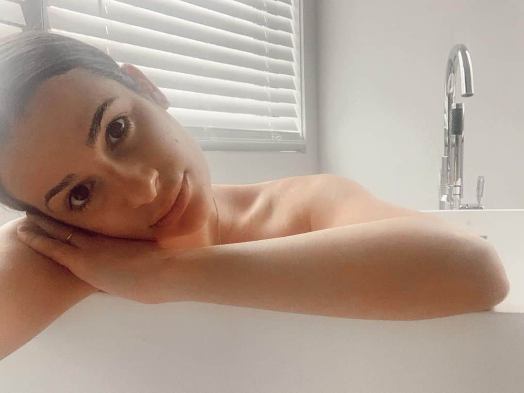 リア・ミシェルのインスタグラム：「Having a real love affair with my bath these days.」