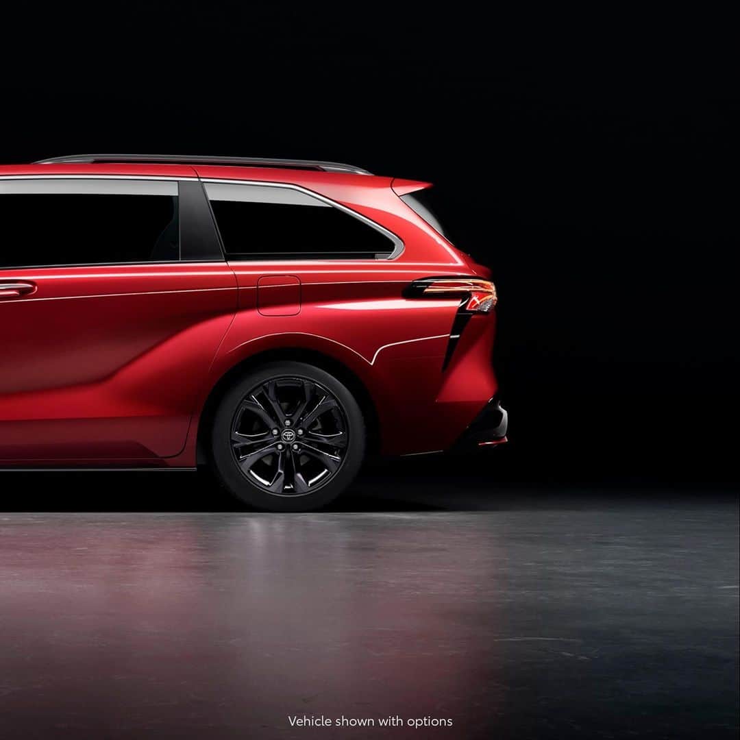 toyotausaさんのインスタグラム写真 - (toyotausaInstagram)「Want to kick it with the all-new 2021 #Sienna? Just kick your foot to open and close its available kick-activated doors and liftgate! #LetsGoPlaces」2月10日 2時31分 - toyotausa