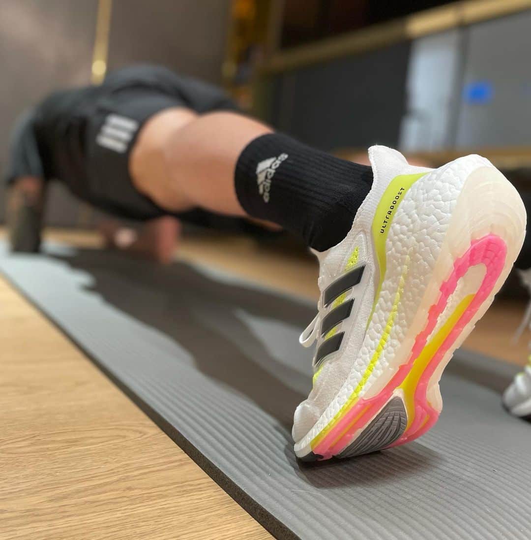 のインスタグラム：「WELCOME TO LIFE ON HI ENERGY! ⚡️ #ULTRABOOST21 @adidasrunning」