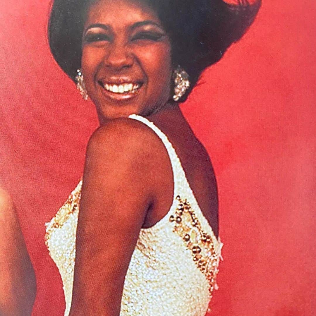 クリスティ・ブリンクリーさんのインスタグラム写真 - (クリスティ・ブリンクリーInstagram)「Supremely Grateful to have had the opportunity to feel the genuine warmth that radiates from the sunshine of Mary Wilson’s heart!  She was a bonafide icon of legendary proportions who came into my life thru the jukebox that blasted “Where Has my Love Gone?”, in the tiny diner near State Beach in California where my friends and I liked to meet up .  We would pop in some coins , and we would ALWAYS choose a Supremes song, and we would dance next to our table in the aisle imitating the famous trio...Our arms carving the air above our heads moving in unison , our hips swaying as we belted out, “Stop in the Name of Love” over and over all Summer long. Her music is an indelible part of my memories of hot Summer days and first loves. So when I met Mary Wilson when we were both contestants on @dancingabc well ...it was a big deal! She was instantly dazzling and welcoming with her gorgeous smile and enthusiasm. She introduced me to her family And when I broke my arm on DWTS and she met my daughter Sailor,  they became fast friends.  She told me “Don’t you worry, Mama Mary will be looking after Sailor, I’ll be her Mama while  you heal! And when Sailor would call me, her nerves frazzled from the intense schedule Mary would jump on the phone and give me a full report! And tell me not to worry . What a huge heart!  The  photos I posted here are from the gorgeous book she gave me “Supreme Glamour” published by Thames &Hudson.  Get it, and see what a trailblazer she was! And what a Fashionista! I wanted to be like her as a teen and today  I am equally inspired to be like her.. kind and eager to embrace the world with arms and heart wide open! I’m so sad she was taken too soon. To her family she loved with all her heart and her manager Jay she loved like family my most sincere and heartfelt condolences. And to Sailor who lost a very very special friend 💔 #ripmarywilson」2月10日 2時33分 - christiebrinkley