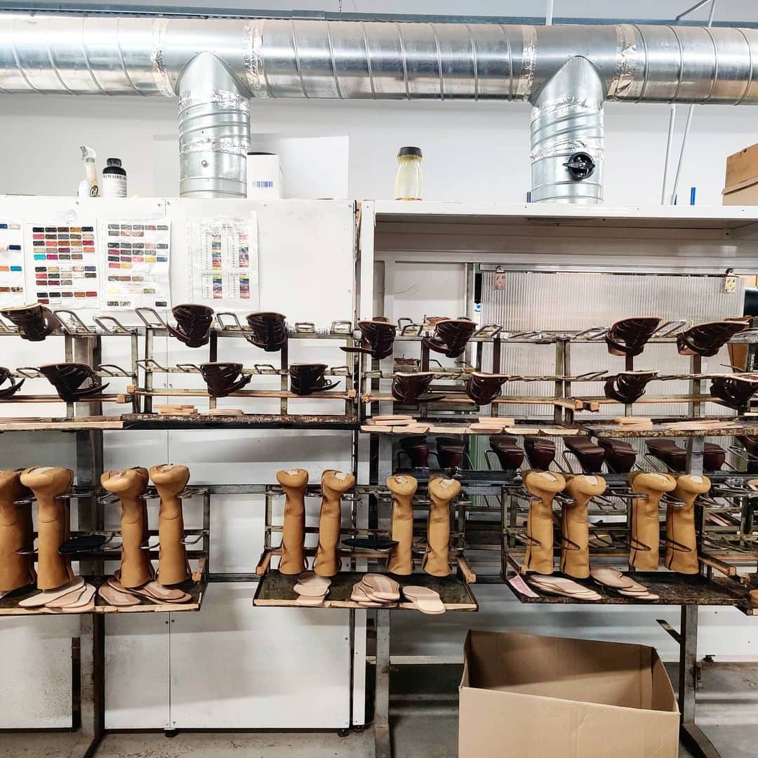 ラボッテガーディアンのインスタグラム：「Dans l'atelier, c'est l'hiver et l'été qui se côtoient sur la chaîne de fabrication. Et vous, vous pensez à l'été ? Si vous avez envie de vous changer les idées, les sandales sont sur notre site internet ☀️  #labottegardiane #fabricant #bottes #sandal #manufacture #entreprisefamiliale #produitslocaux #occitaniemylove #camargue #chaussuresurmesure #lapelepv」