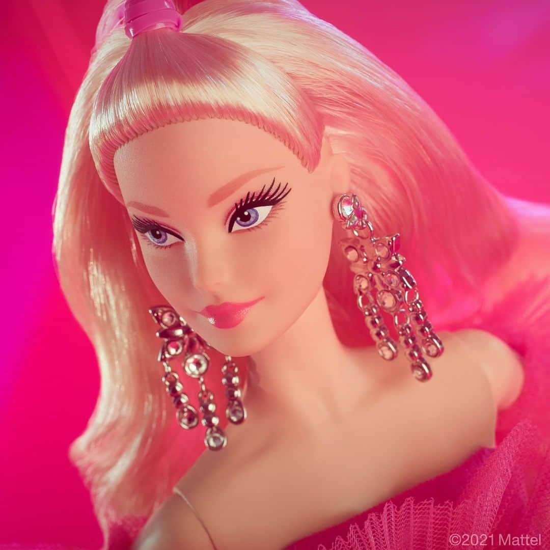 バービーさんのインスタグラム写真 - (バービーInstagram)「From elegant high ponytail to bow-kissed sandals, #Barbie does glamour like nobody else. 💖 Celebrate this #ValentinesDay with the iconic Signature Barbie Pink Collection doll, available now at @Walmart.」2月10日 2時41分 - barbie