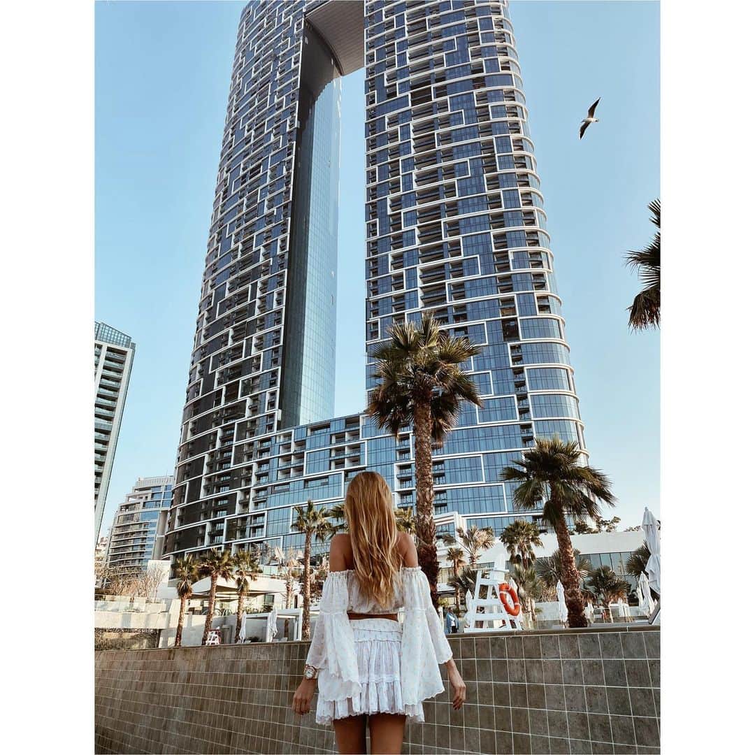 アンドレア・ヴェルソワのインスタグラム：「What an amazing view😃. Such an impressive city 🌇🌟 #mydubai」