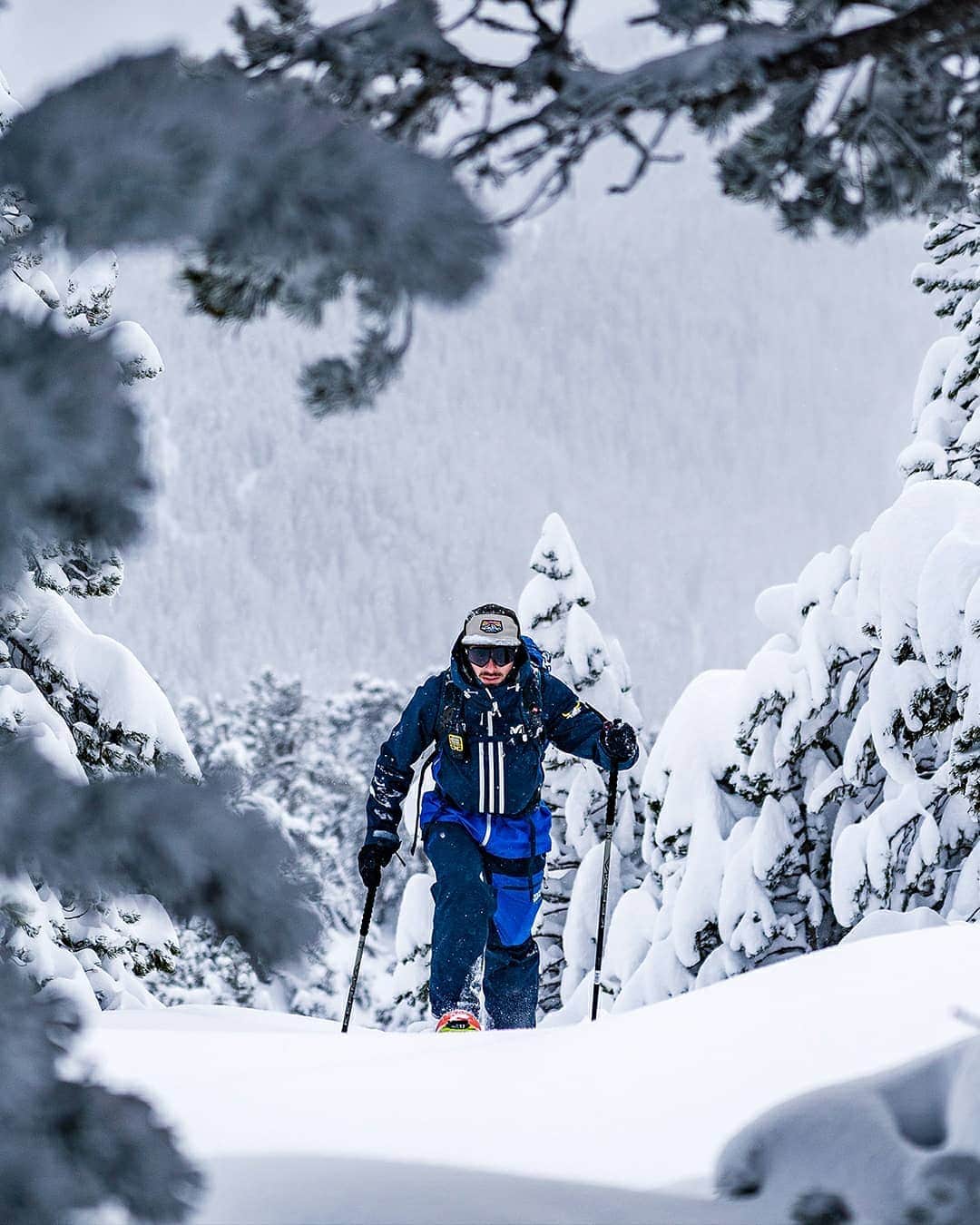 ミレーのインスタグラム：「Who said whiteout ski touring days can't be fun? Looks like @baptisteleprince was having a blast lately in the Belledonne mountains ❄️  #MilletRiseUp」
