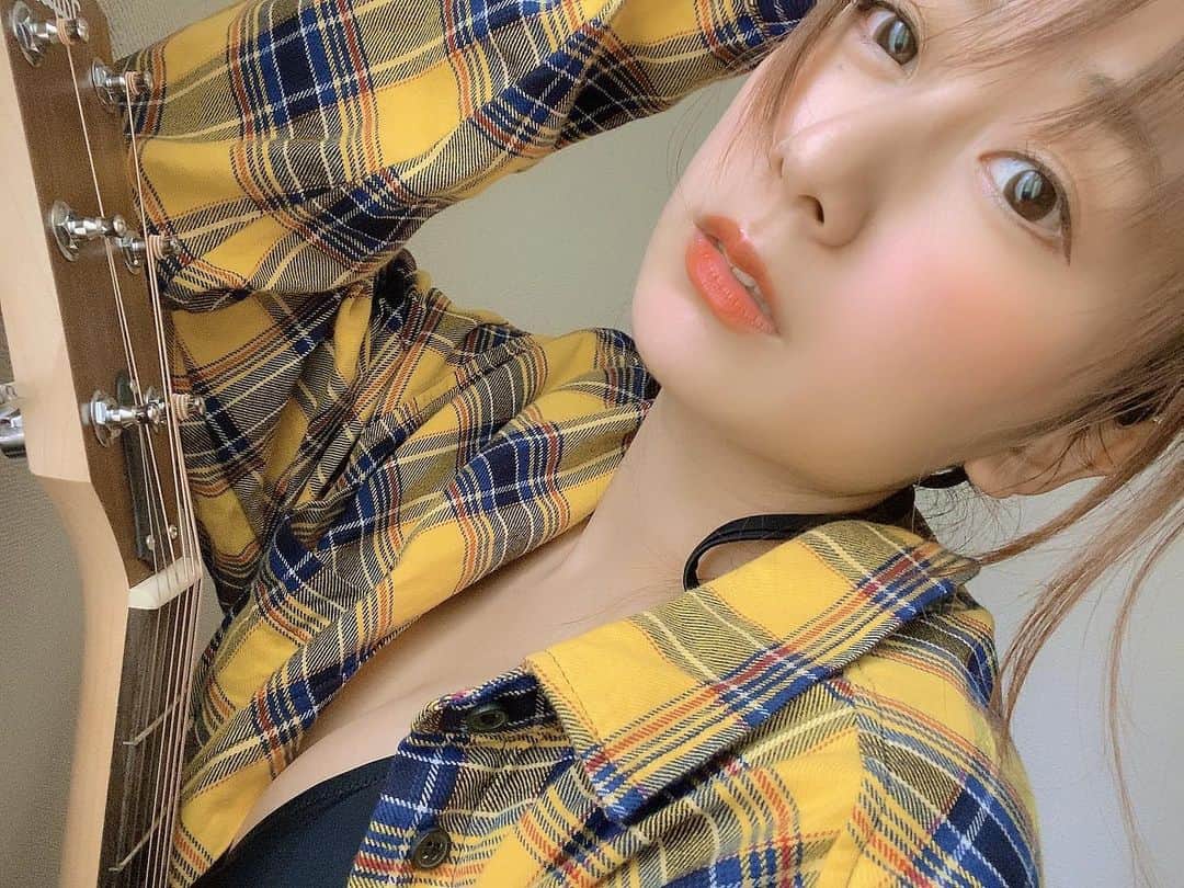 足立華のインスタグラム：「ギターは練習中.....😢  2月のおはな予定🌺  2月11日 東京lily セッション 2月14日 東京lilyさん個撮 tokyolily.jp/satsuei_event/…  2月18日1st DVD「華が咲くとき」発売  2月23日 絶対アケトイテネ！イベント 2月29日 はなまる撮影会in名古屋  #グラビア #インスタグラビア #自拍 #性感 #萌 #偶像 #selfie #me # #셀카 #셀피 #셀피그램 #얼스타그램 #메이크업 #오늘의훈녀 #셀커샷 #셀카놀이 #좋아요 #사진 #메이크 #扎心了 #เซ็กซี #粉#漂亮#ギター初心者#ギター女子#fff」