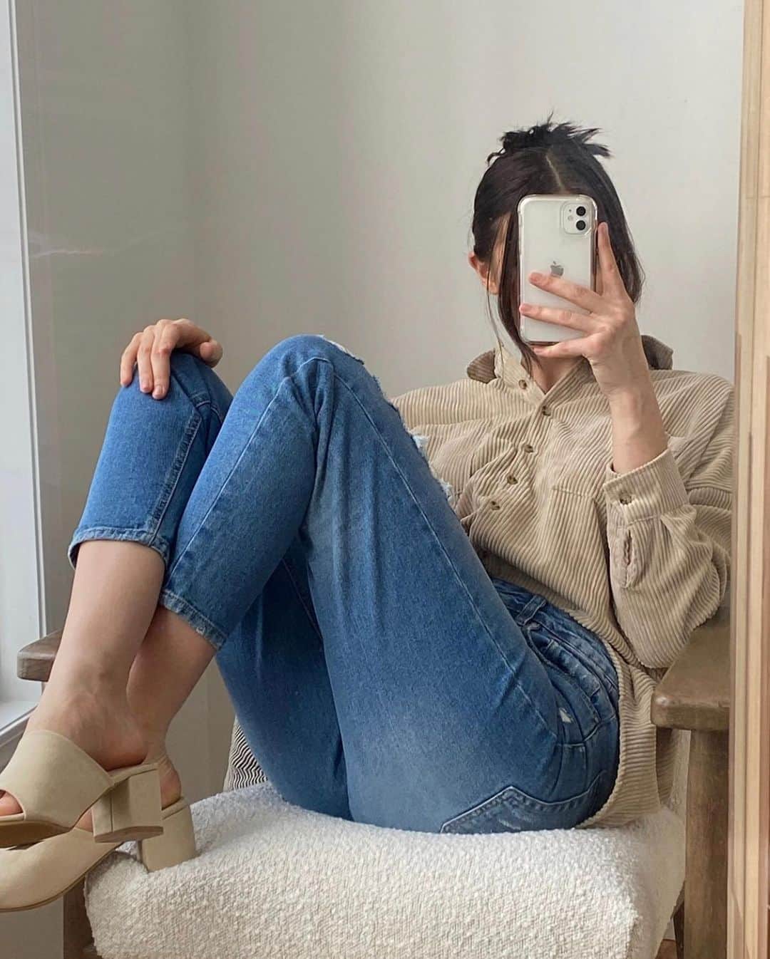 Charlotte Russeさんのインスタグラム写真 - (Charlotte RusseInstagram)「work from home attire 👩‍💻 shop jeans for $15✨ 🔎"Corduroy Button-Up Oversized Shirt" 🔎"Refuge Ibiza 3-Tier High-Rise Distressed Skinny Jean" 🔎"Open Toe Low Block Heel Mule" #charlotterusse」2月10日 3時10分 - charlotterusse