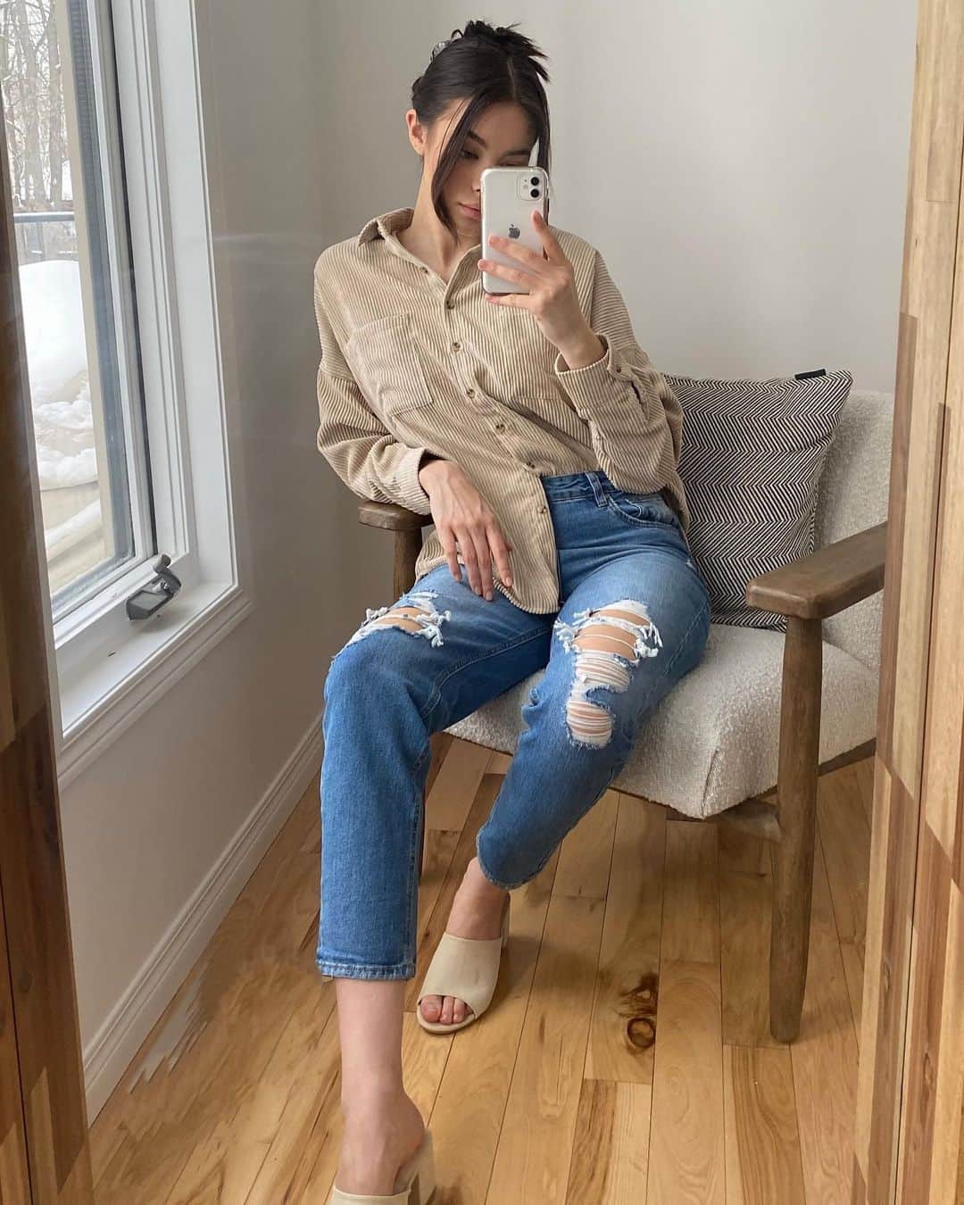 Charlotte Russeさんのインスタグラム写真 - (Charlotte RusseInstagram)「work from home attire 👩‍💻 shop jeans for $15✨ 🔎"Corduroy Button-Up Oversized Shirt" 🔎"Refuge Ibiza 3-Tier High-Rise Distressed Skinny Jean" 🔎"Open Toe Low Block Heel Mule" #charlotterusse」2月10日 3時10分 - charlotterusse