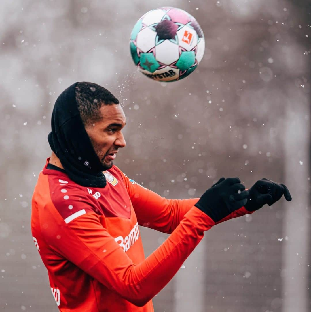 バイエル・レバークーゼンさんのインスタグラム写真 - (バイエル・レバークーゼンInstagram)「@jonathantah_ 👉 ⚽️ 👈 @edmondtapsoba   #Bayer04 #Werkself #StärkeBayer」2月10日 3時04分 - bayer04fussball