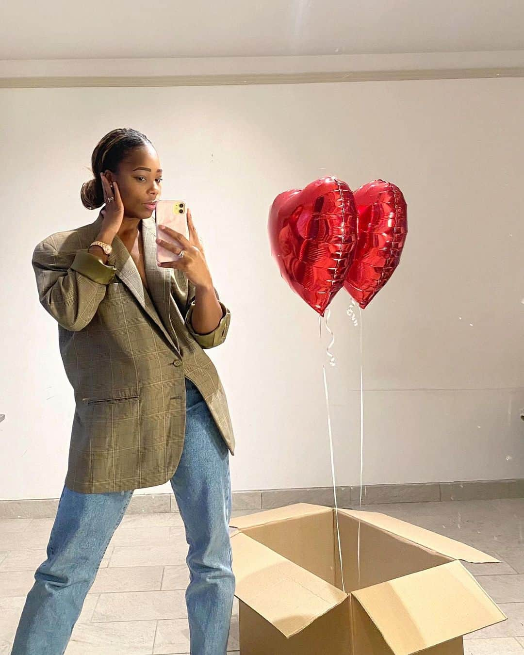 ステラ・アカクポのインスタグラム：「#sponsorisée Valentine's day gift 💞  Utilises mon code promo : STELLA10 si tu souhaites faire une surprise à ton crush avec ses beaux ballons d’amour.   Qui dit crise sanitaire, dit : entraide et partage.  C’est ce qu’Hugo et Alexis on mis en place à travers leur plateforme 18h08.  Une plateforme qui tend la main aux petits commerçants qui non malheureusement pas accès aux gros sites de ventes privés.   18h08 c’est le nom mais aussi l’heure à laquelle les ventes privés commencent. N’hésitez pas, allez shopper vos ballons 🎈   Mon code promo est valable sur tout le site pendant une semaine. 🔥」