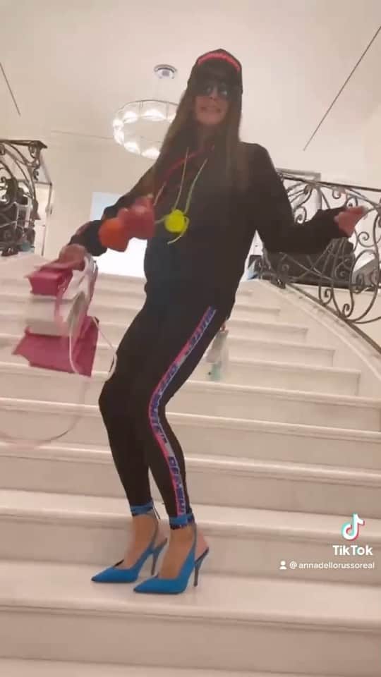 アンナ・デッロ・ルッソのインスタグラム：「Sneakers obsession 👟👟👟 @anteprimaextra 💓💓💓@adidasy3 @commedesgarcons @asics @goldengoose @jacquemus @off____white @dsquared2 @the_attico 🎥 by @mb__projects @annasalvaggiulo」