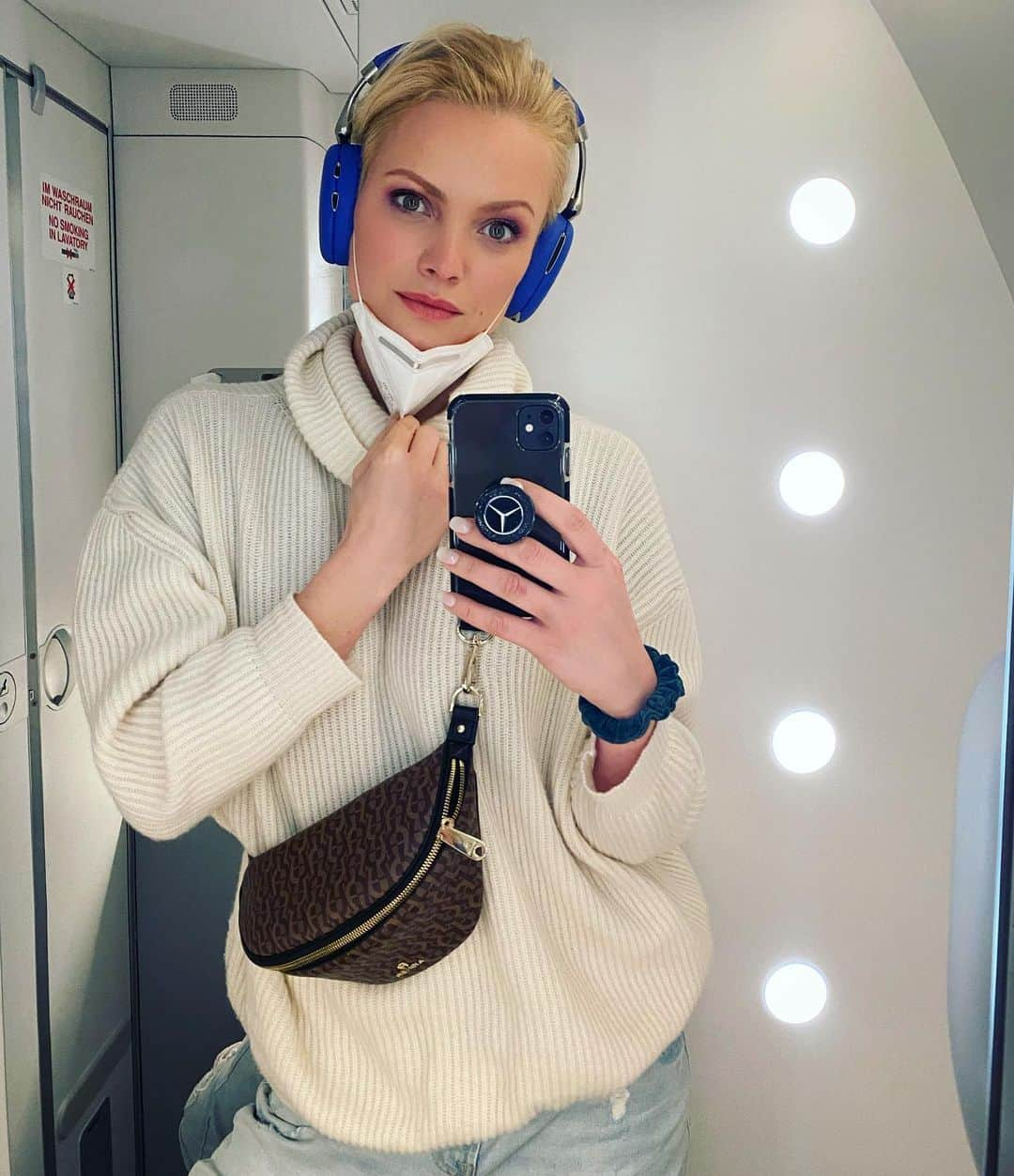 フランツィスカ・クヌッペさんのインスタグラム写真 - (フランツィスカ・クヌッペInstagram)「Flying from Munich to Berlin via Frankfurt ❤️😘✈️ flight time only 25 minutes ... in a big plane A350-900 ( this one usually only does long distance flights, it will fly to Bangkok tomorrow... not with me, kind a miss these long distance flights)  #traveller #work #lovemyjob #enjoylife #everysecond @lufthansa」2月10日 3時14分 - franziskaknuppe