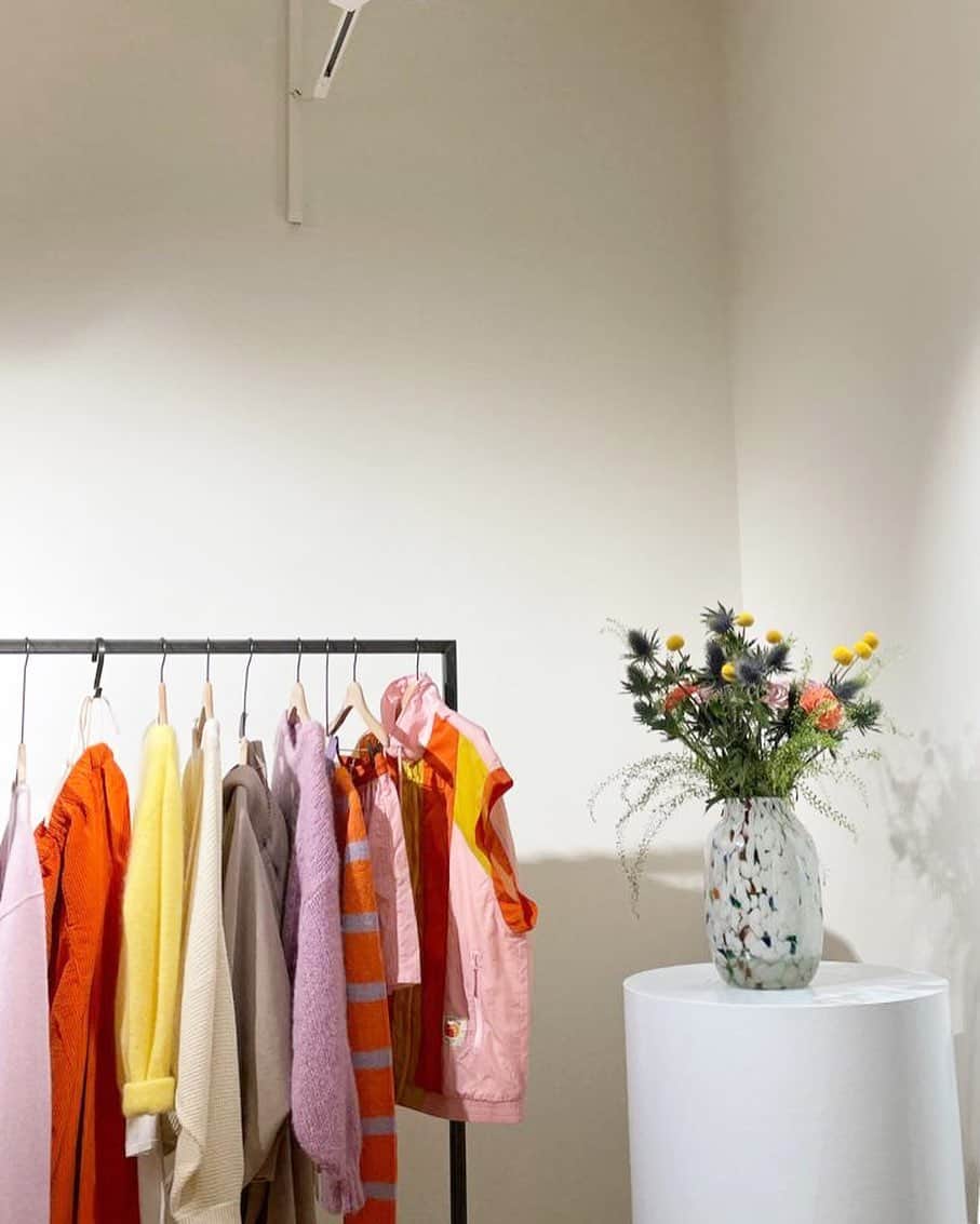 アメリカンビンテージのインスタグラム：「Nature overflows with beauty... and colours.  Each season, our creation studio (hello, Céline and Marion 👋) draws inspiration from nature to develop exclusive hues. Take your pick between lilac purple, buttermilk yellow, clementine orange or dune beige... . #americanvintage #americanvintagewomen #womenswear #fashion」