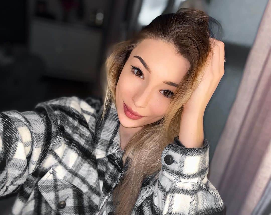 アガタ・クリゲルのインスタグラム：「Dont know why but I started being a huge fan of them oversized jackets lately... 🤔  #ootd #selfie #me #polishgirl #polskadziewczyna #vsco #vscocam #outfit #home #blonde #blondehair」
