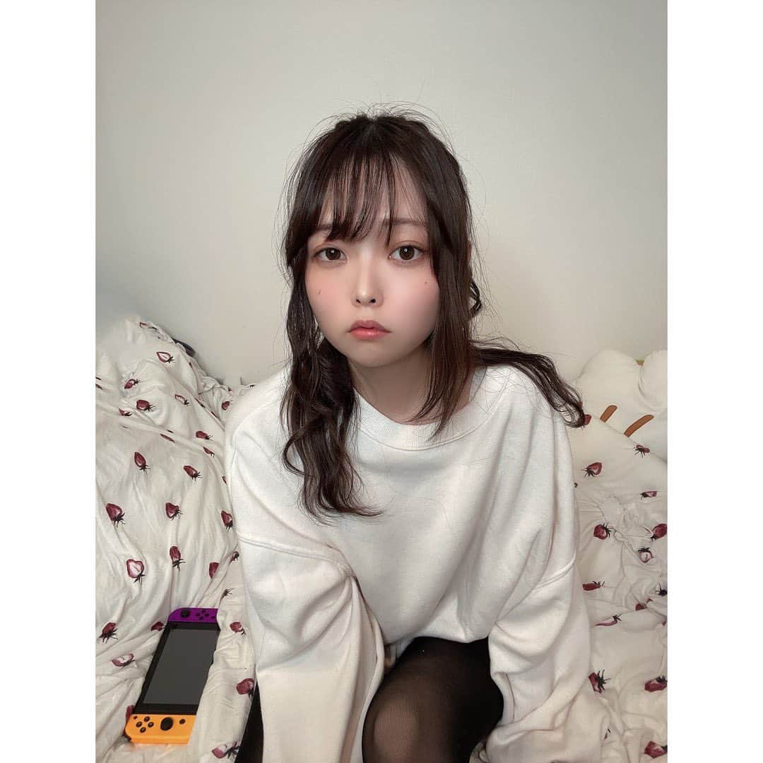 柳葉ころんのインスタグラム：「ゲームしないの？ #グラビア #宅グラ #japanesegirl  #selfie」