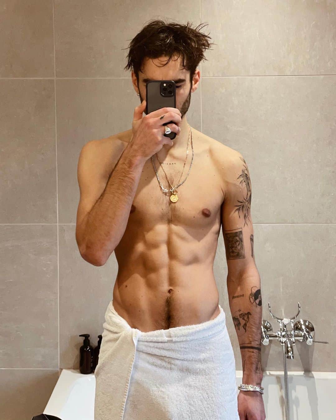 NICOLAS SIMOESのインスタグラム：「Hotel room service 📞」