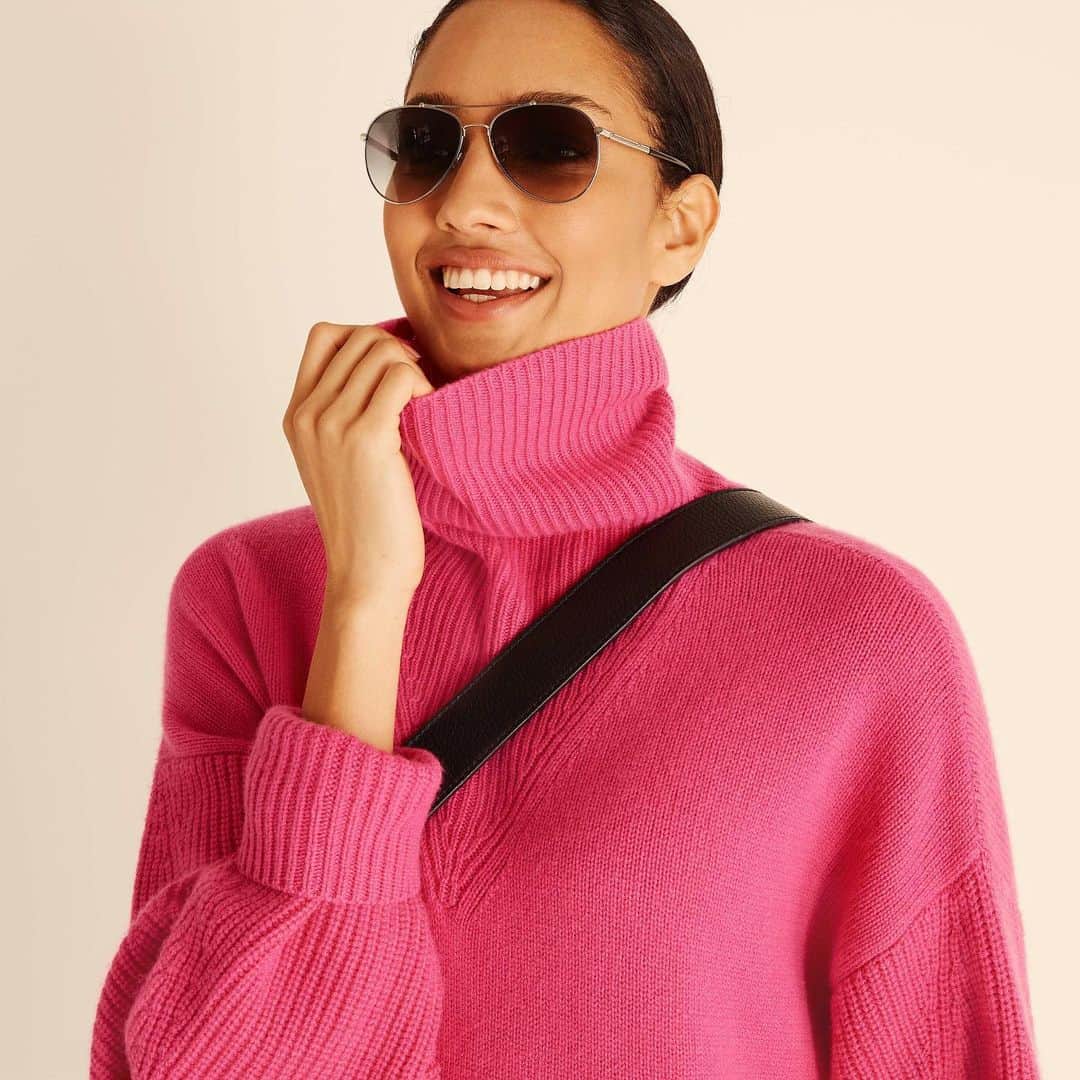 アマンダ ウェイクリーのインスタグラム：「Sumptuous cashmere with sports luxe detailing... the perfect piece to cocoon yourself in   #cashmere #skijumper #oversizedjumper #sportsluxe #luxelounge #ss21」