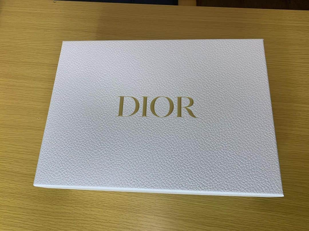 あこさんのインスタグラム写真 - (あこInstagram)「こちらも以前視聴者さんから頂いたプレゼント🌷 Dior😭💓全部可愛すぎて悶絶した。ドゥ・ラ・メールは人生初😭💓勿体無くてまだ使えてない🥲けどDiorのアイシャドウは少し使った☺️ワクワクした☺️いつもありがとうございます🙇🏻✨大切にします！ #dior  #ドゥ・ラ・メール」2月10日 3時32分 - harapeko__ako