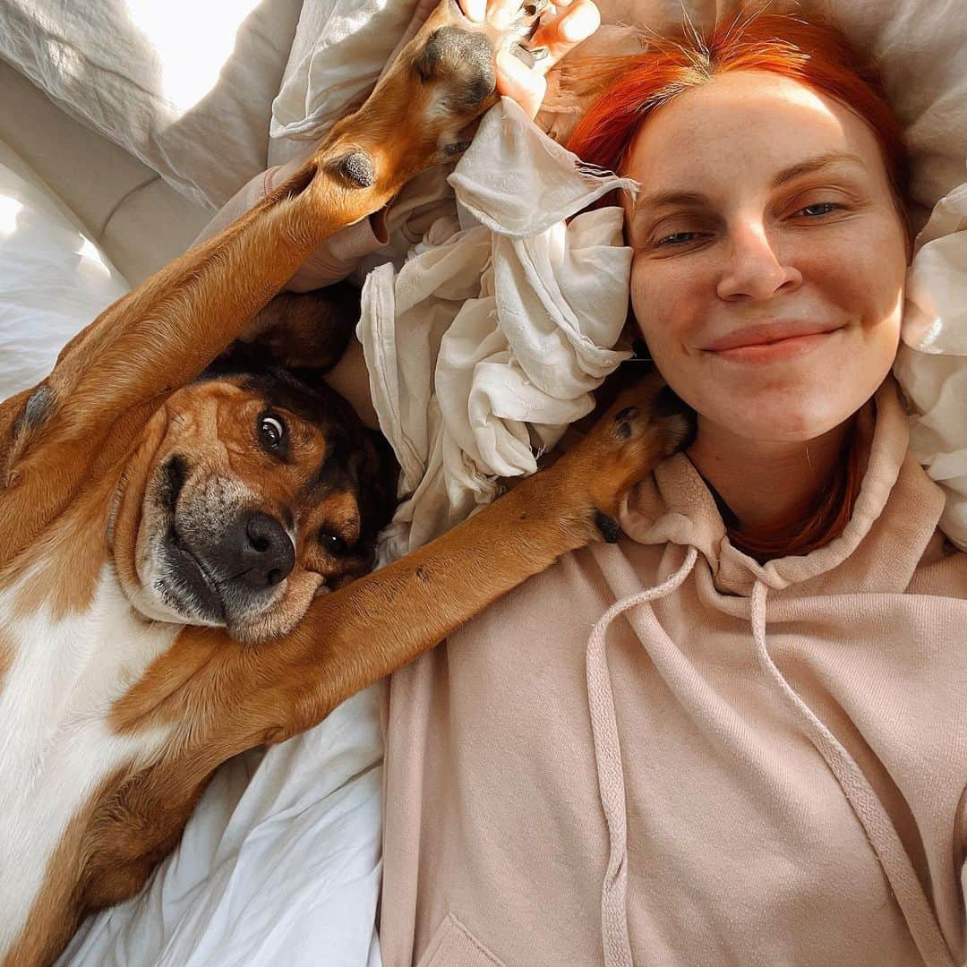 フィービー・ダールさんのインスタグラム写真 - (フィービー・ダールInstagram)「If only I felt the same way about mornings as Rocco does in this second picture...」2月10日 3時35分 - phoebe