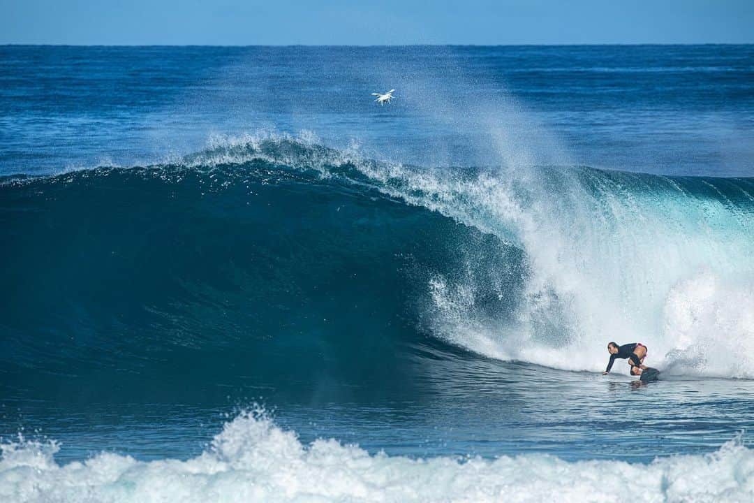 カリッサ・ムーアのインスタグラム：「The ocean though ever changing has always been a constant in my life. Pic/ @scottsullivanphoto」