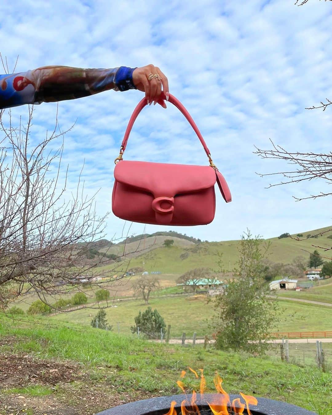 Sami Miroさんのインスタグラム写真 - (Sami MiroInstagram)「Excuse me, my purse is a pillow 🎀 @coach #tabbybag #coachny」2月10日 3時41分 - samimiro
