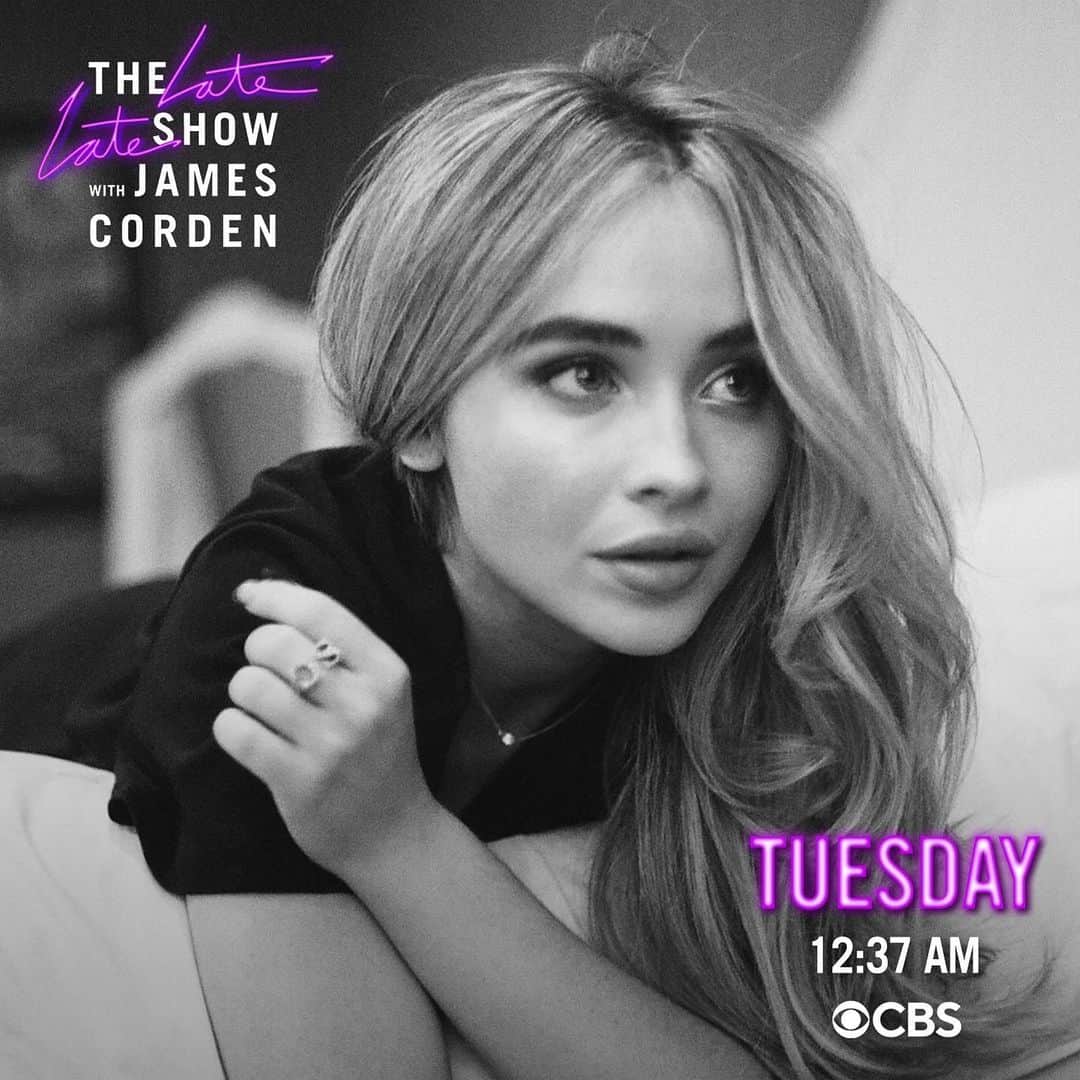 サブリナ・カーペンターのインスタグラム：「tune in tonight!! first live performance of skin 🤍」