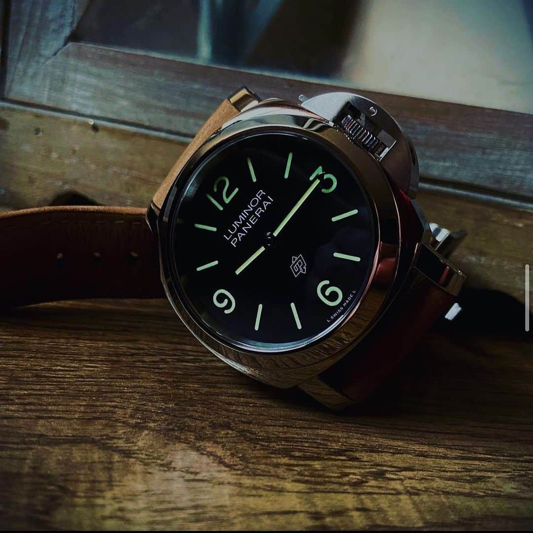 パネライのインスタグラム：「You can never go wrong with the simplicity of the #PAM1086 44mm Base a logo dial. Just pure clean look.   Pic by @iscarwatch #paneraicentral」