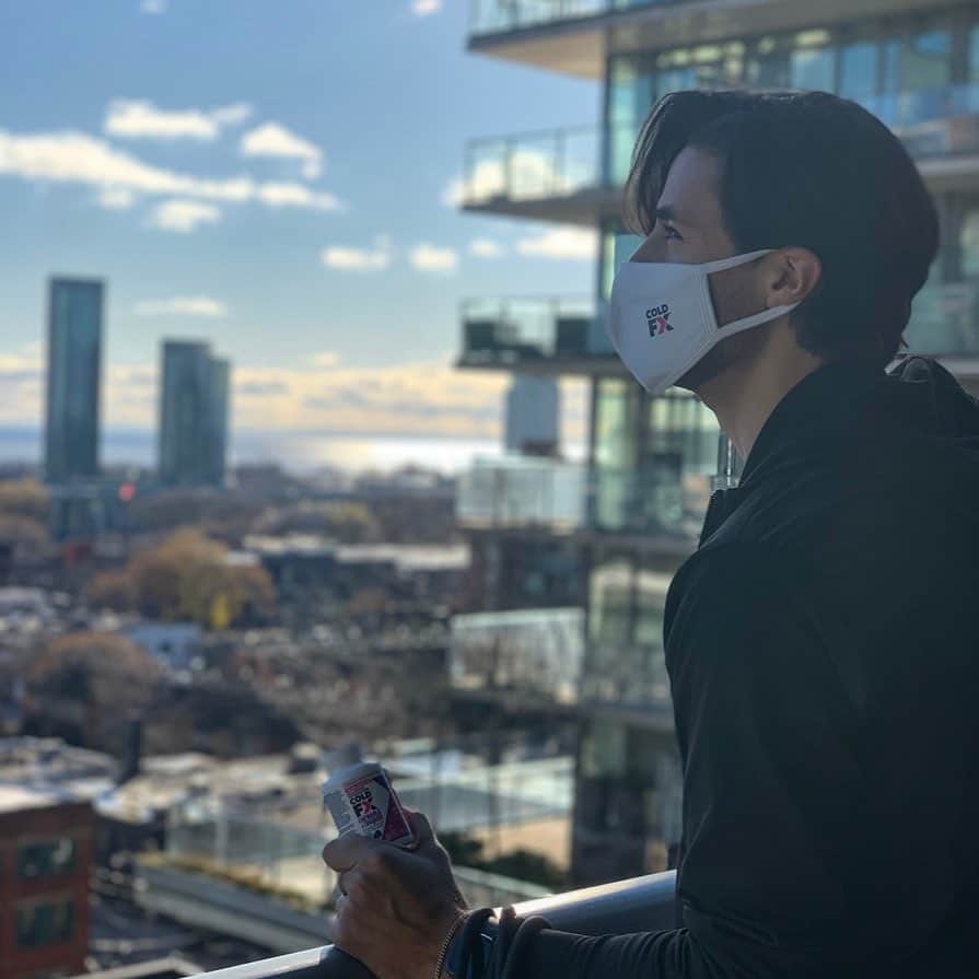 アンドリュー・ポジェのインスタグラム：「As most of you know I have been taking COLD-FX Chewables during cold and flu season for awhile now. For anyone who is new here, COLD-FX Chewable is a Natural Health Product that helps reduce the Frequency, Severity and Duration of cold and flu symptoms by Boosting the Immune System. Fingers crossed I continue to be cold and flu symptom free  If you're interested in learning more, head to my stories to sign up for the COLD-FX Defence Zone and receive your $10 coupon (among other offers!) To be sure this product is for you, always be sure to read and follow the label.  Tags: #coldfx_partner #COLDFXer #coldfx  @coldfx」