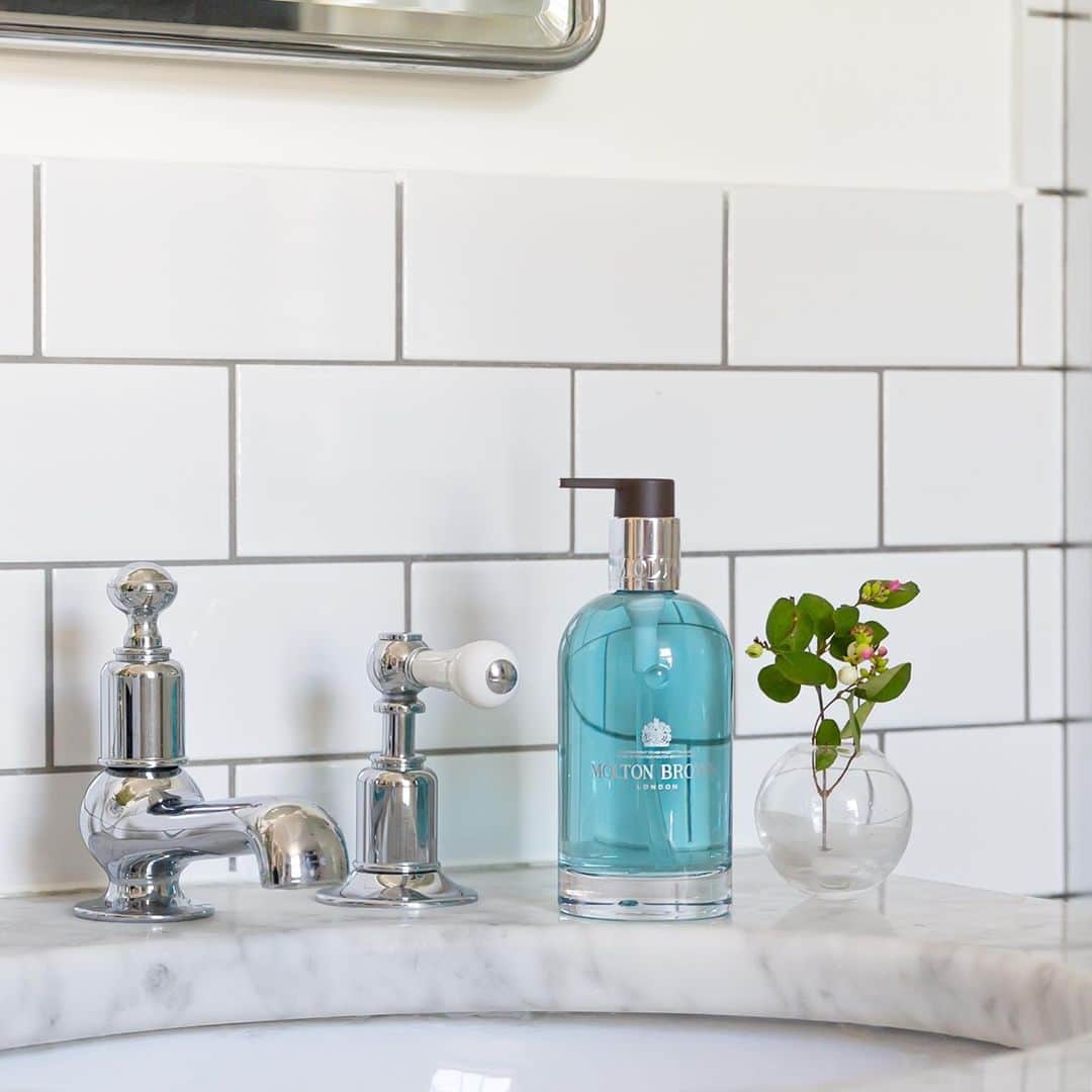 モルトンブラウンのインスタグラム：「Have you spotted our Hand Refill collection yet? The new 200ml glass pump bottle features our recognisable, bespoke Boston Round shape and is crafted from 100% recyclable thick-cut glass with a durable, weighted base. Perfect to be topped up time and time again.」