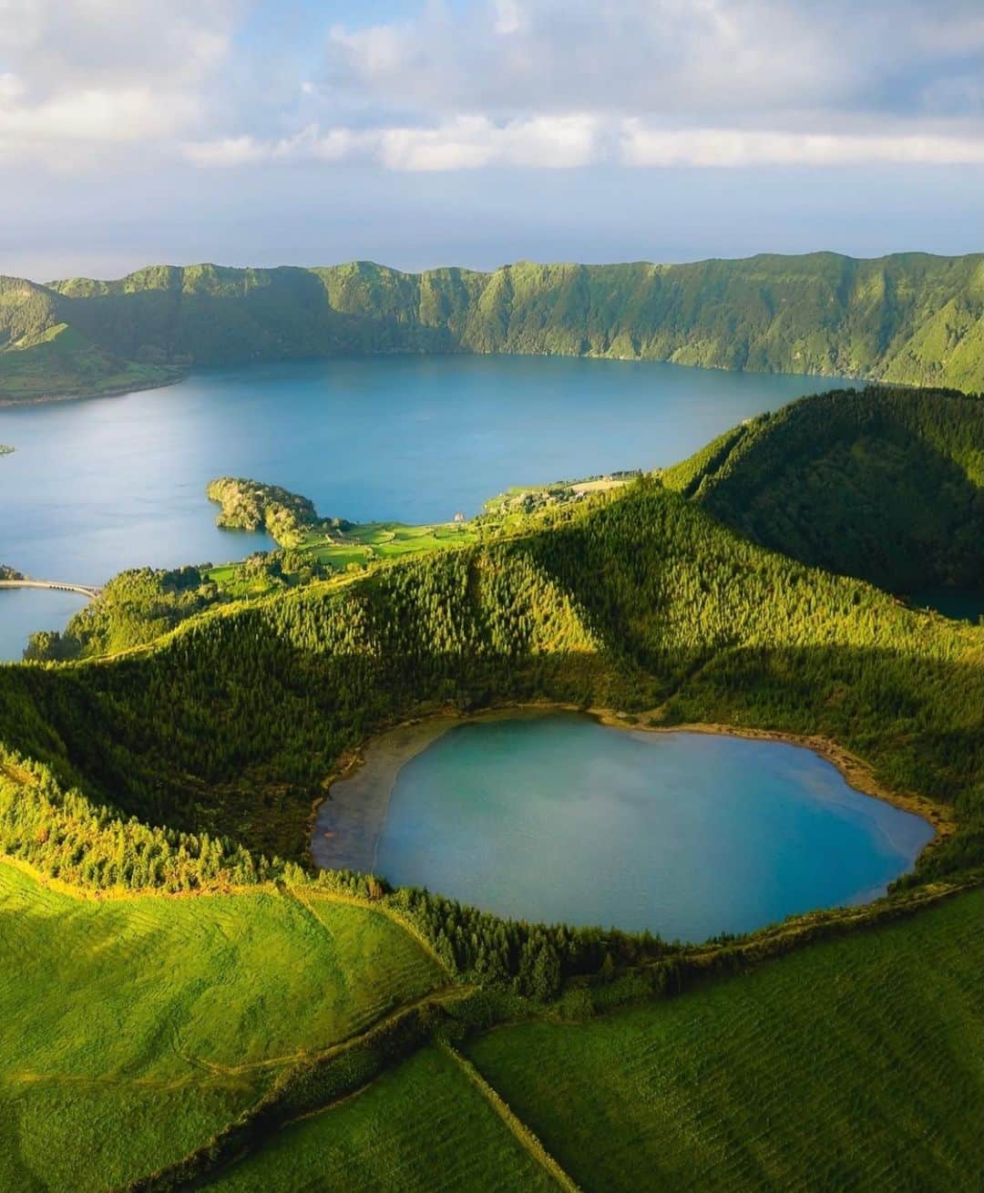 Earth Picsさんのインスタグラム写真 - (Earth PicsInstagram)「Azores Islands, Portugal 🇵🇹 The islands are characterized by dramatic landscapes, fishing villages, green pastures and hedgerows of blue hydrangeas. Photos by @johan_drone_adventures」2月10日 4時01分 - earthpix