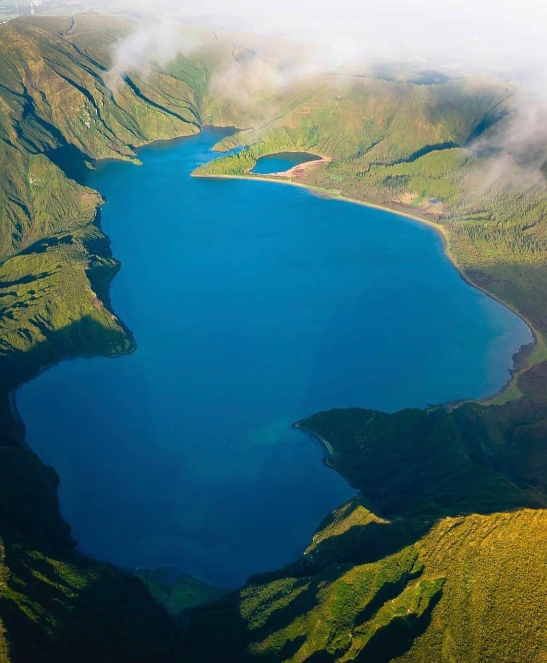 Earth Picsさんのインスタグラム写真 - (Earth PicsInstagram)「Azores Islands, Portugal 🇵🇹 The islands are characterized by dramatic landscapes, fishing villages, green pastures and hedgerows of blue hydrangeas. Photos by @johan_drone_adventures」2月10日 4時01分 - earthpix