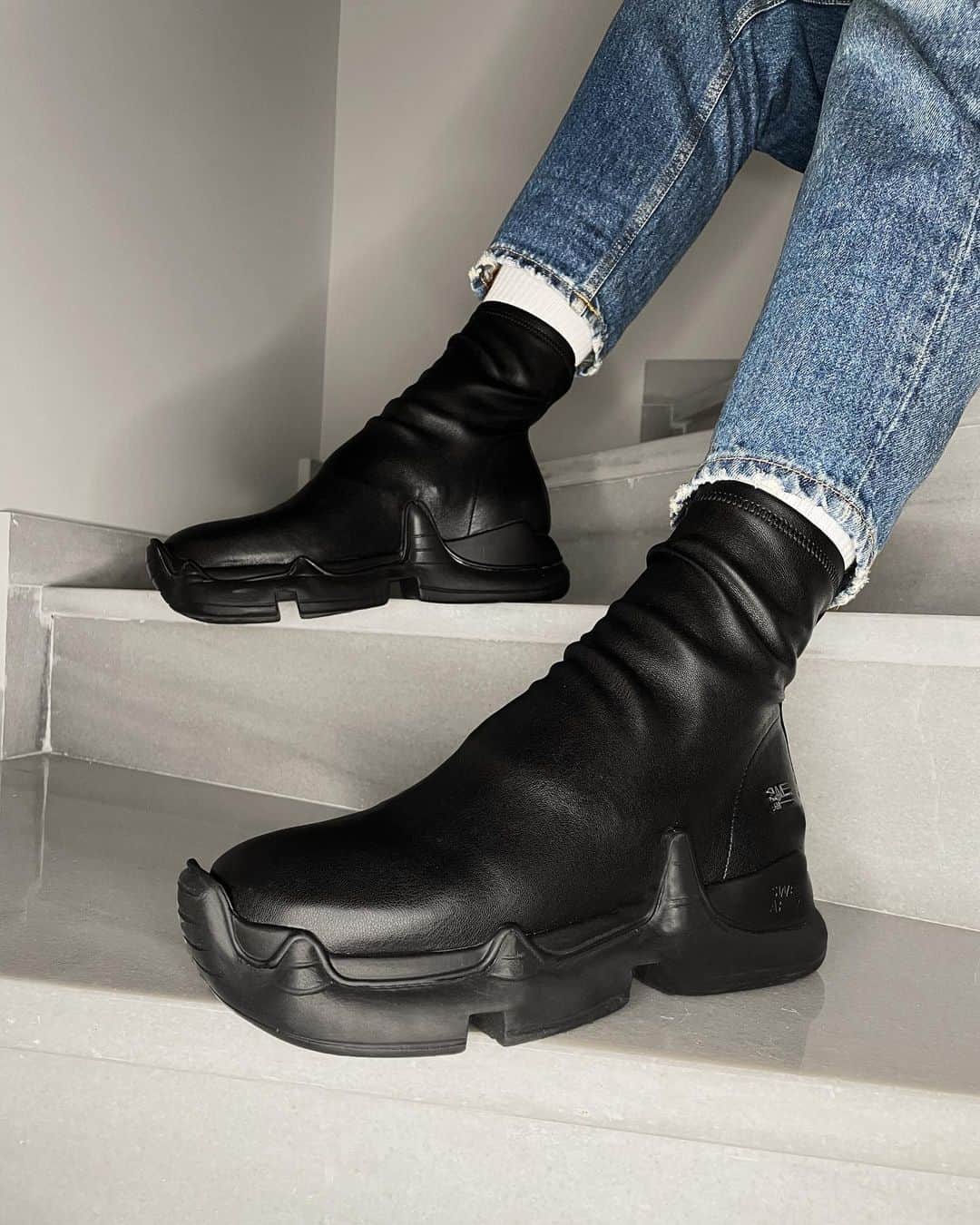 スウェアのインスタグラム：「The AIR Revive in total black is a classic that can’t be missed, perfect for your winter strolls. Available online for men and women at Farfetch.com. #swearlondon   Your footwear is made to order and shipped within 5 weeks.」
