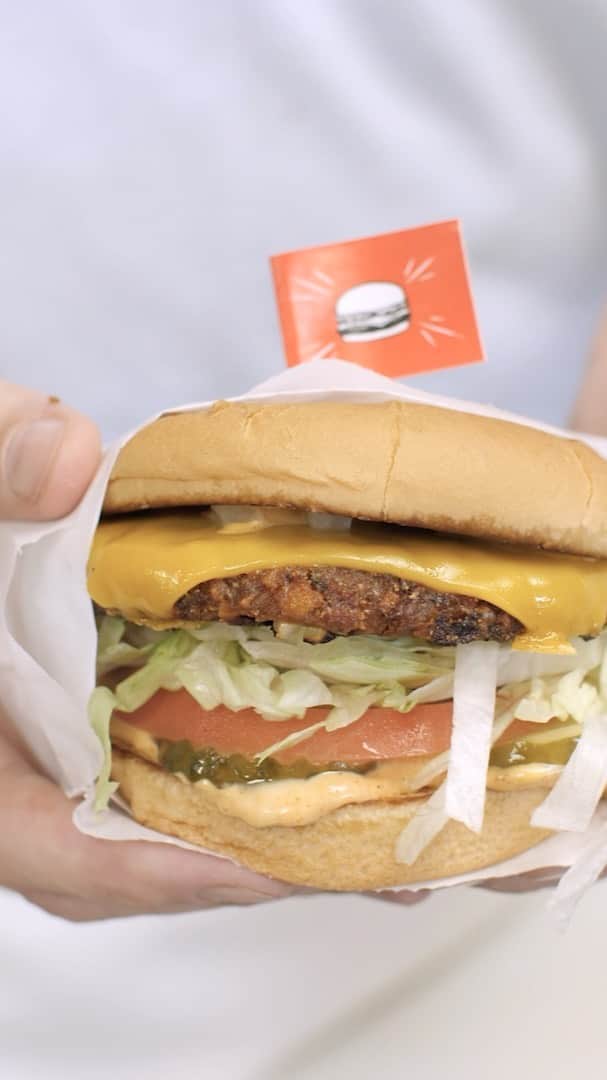 DCシューズのインスタグラム：「To celebrate the release of the all-new vegan-friendly Manual, we headed to Los Angeles to catch up with @Burgerlords 🍔 founder Frederick Guerrero (@fredthworld). We chatted about what inspired them to create a 100% vegan menu that still has the looks, smells, and tastes of a classic burger joint.  Head to the link in bio to read the full interview with Frederick and to shop our new 100% vegan-friendly Manual.」