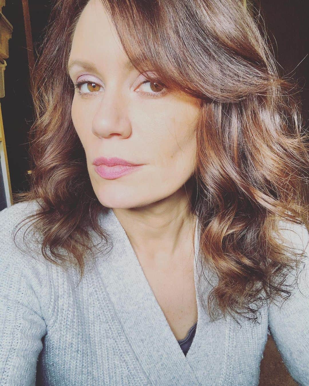 エミリー・スワローのインスタグラム：「I did my hair and makeup for an audition and now it’s over and I feel like I might as well document the fact that sometimes I make an effort, because if a tree falls in the forest and nobody hears it...etc etc etc.  #sometimesimakeaneffort #hmu #selftape #revolvingdoorofauditions」