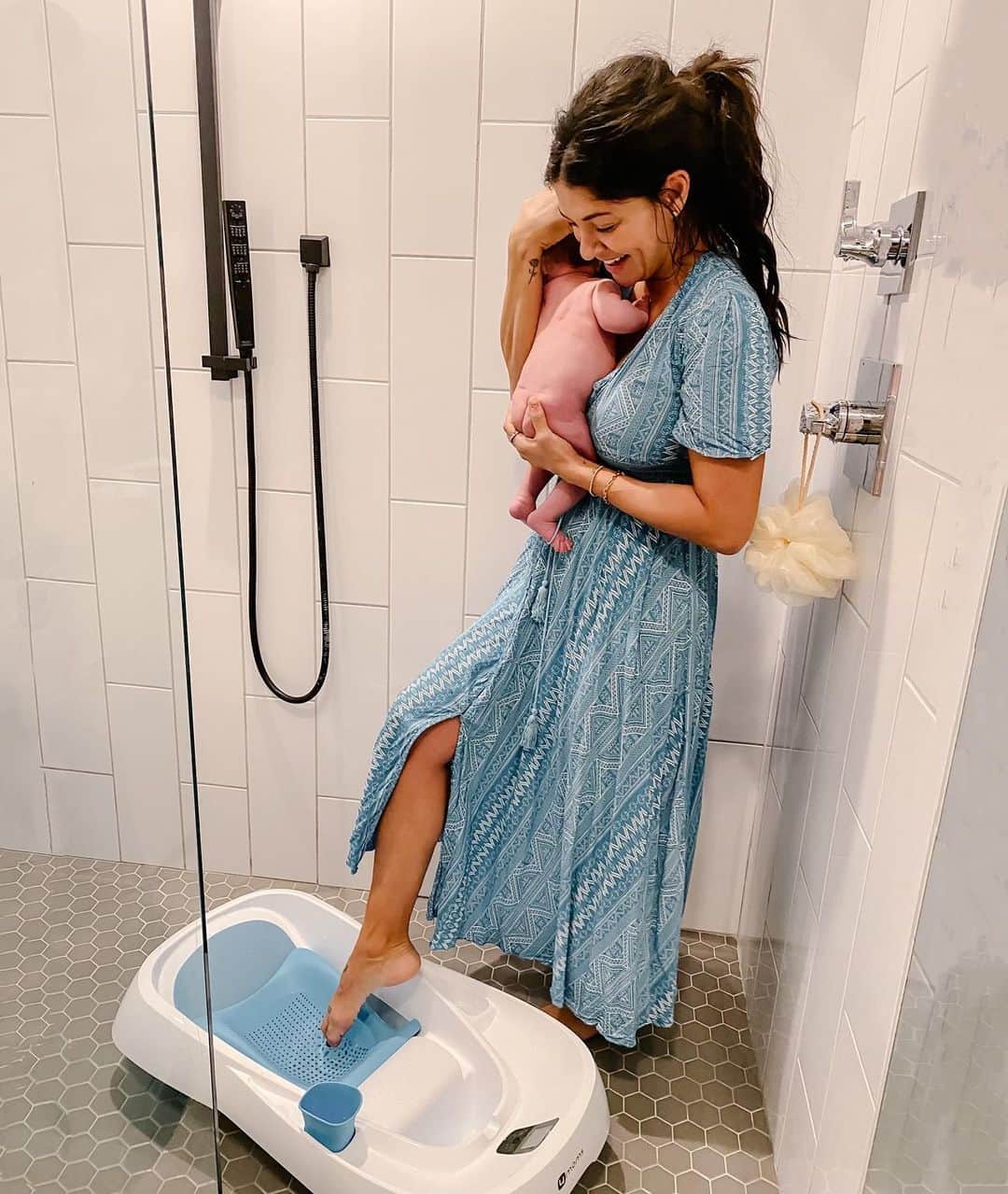 ジェシカ・ゾアのインスタグラム：「Giving Bowie a spa day. We are still just bathing her in warm water (gotta always test that temperature) trying to keep her skin super hydrated! I find soaps can be very drying :/ I do love to moisturize her from head to toe with this amazing plant based organic balm. Check out my stories for more info!」