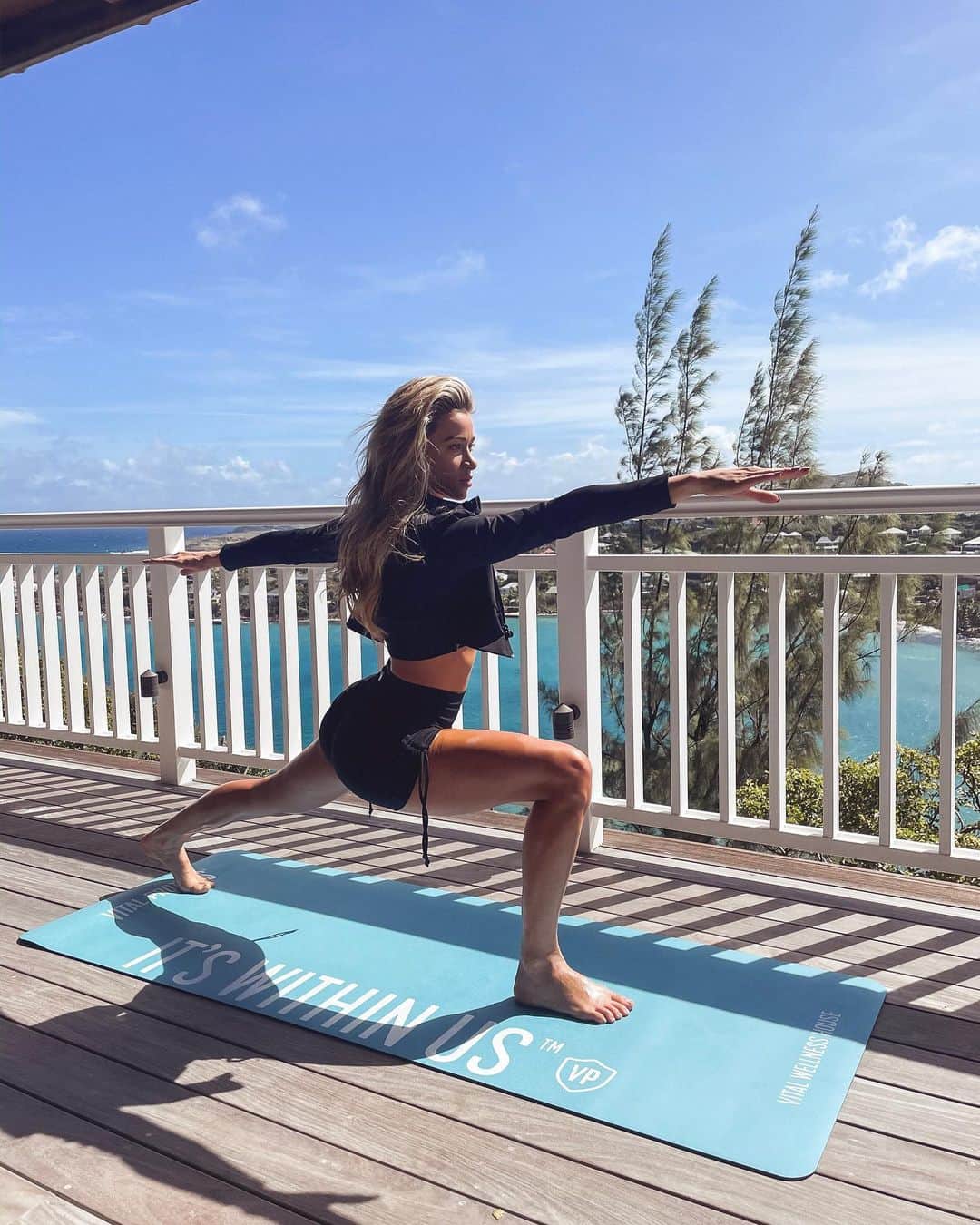 Cindy Pradoさんのインスタグラム写真 - (Cindy PradoInstagram)「Missing these wellness mornings with my @vitalproteins family 💙 I can’t recommend these products enough. So good for your overall health & well-being 🌴 #itsfromwithin #vitalproteins #wellnesshouse」2月10日 4時13分 - cindyprado