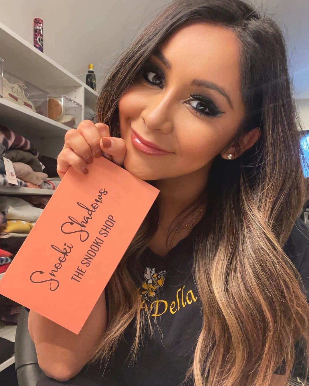 ニコール・ ポリッツィのインスタグラム：「OKAY GLAM 💅🏽  @misterp79 @thesnookishop」