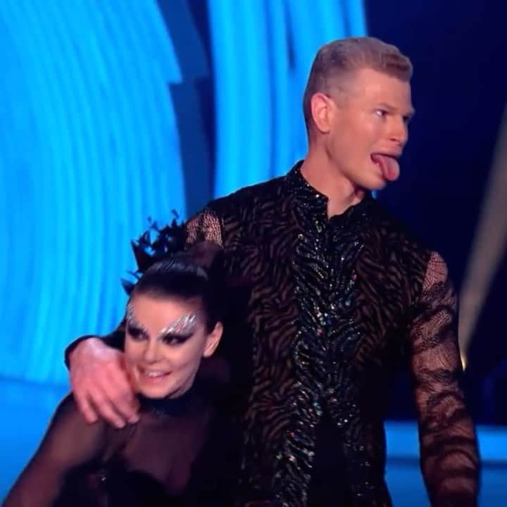 のインスタグラム：「What would you caption this? I’ll share my favourites in my story... 🖤  #dancingonice #teamfaymish」