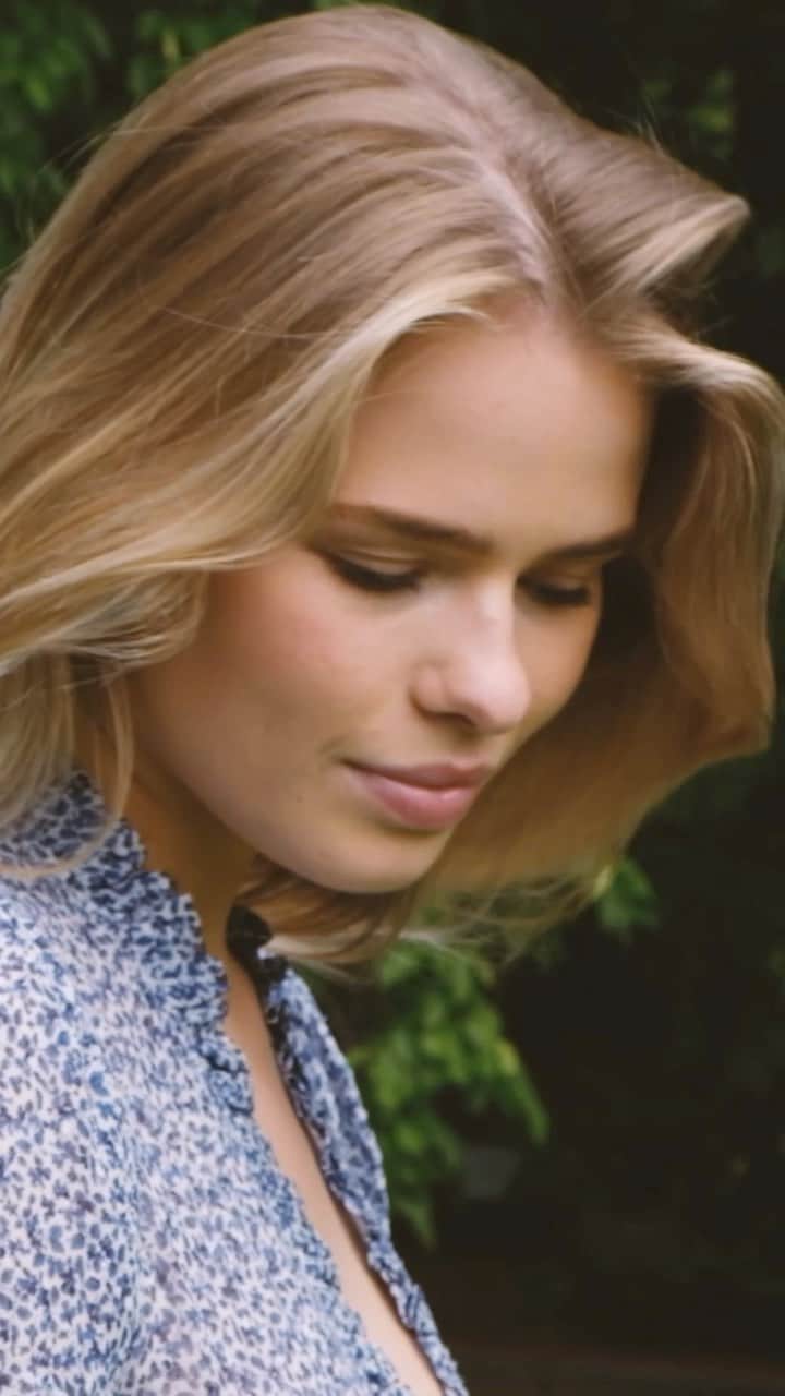 バイティモのインスタグラム：「A day to remember, shot on a sunny day in one of Oslo’s green parks last summer 🌱 A beautiful little video by @auroraelise1 with @aashildri ! The georgette gown can now be found online and in stores, made in 100% FSC certified sustainable viscose, where we plant three trees for every tree we take to make the fabric 🌱 #bytimo #youarebeautiful」