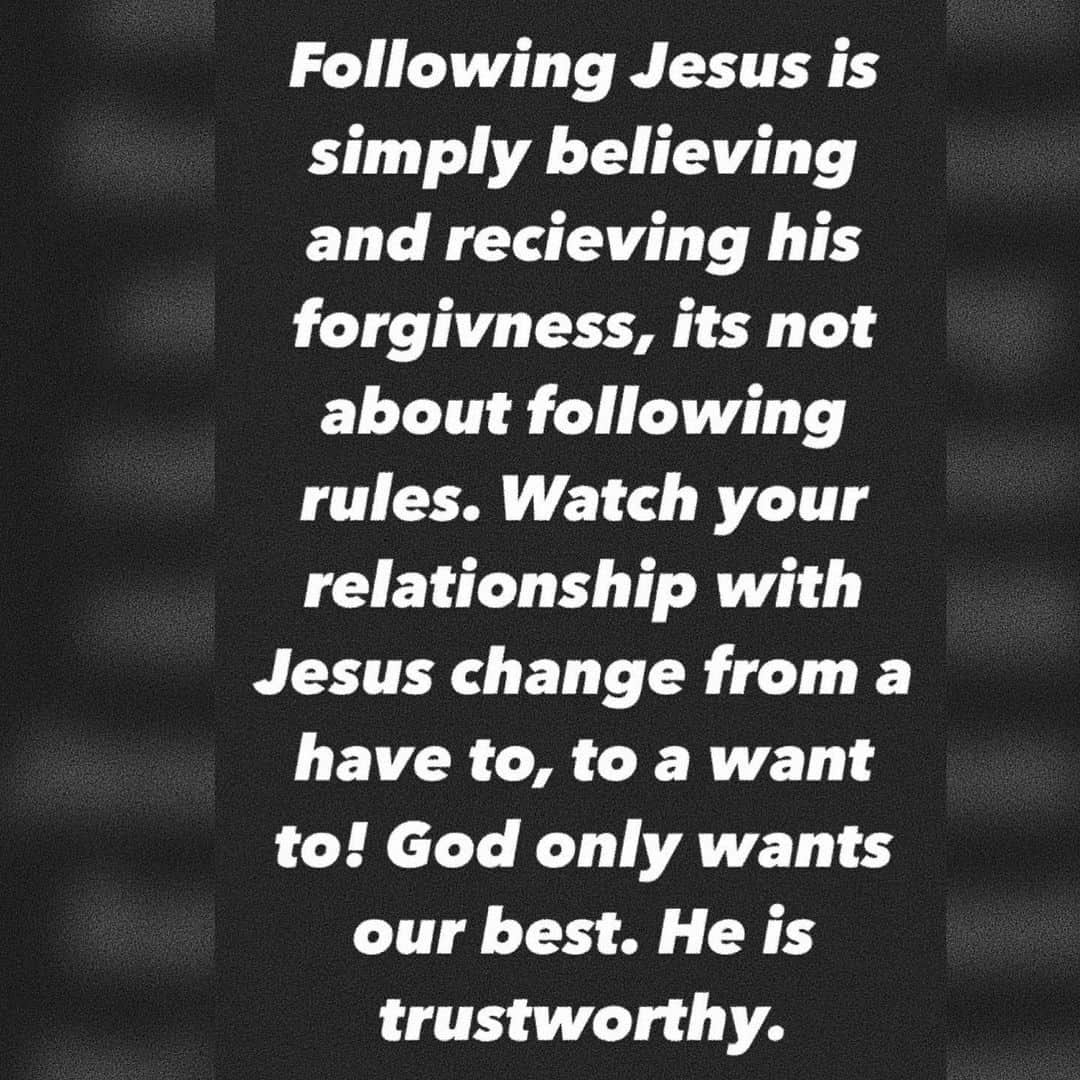 ジャスティン・ビーバーのインスタグラム：「I believe our lives change when we trust that God really wants our best. It all really boils down to how we think God sees us! Well God literally put on skin and bones, felt all of the pain you and i feel so he can truly understand. He has compassion for you and I and loved us at our worst. You don’t have to get all cleaned up to go to him, he loves you as you are and you are forgiven.」