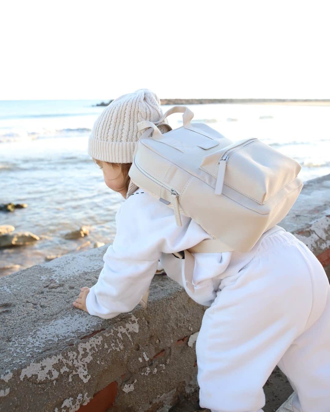 Kapten & Sonさんのインスタグラム写真 - (Kapten & SonInstagram)「'Life is full of beauty. You just need to know where to look.' 🌊 This cutie is exploring the ocean with our kids backpack Kids Bergen "Sandstone". We are in love! 😍 @theguestgirl #bekapten #kaptenandson⁠ .⁠ .⁠ .⁠ #kaptenandsonkids #backpack #bergen #ocean #kidsfashion #cutekids #love #family #twinny #look #ootd #inspiration #mom #kids」2月10日 4時32分 - kaptenandson