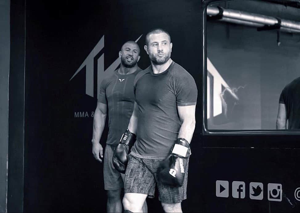 グーカン・サキのインスタグラム：「It Has Begun 😉   @tkmmafit @tam_khan」