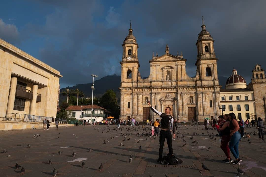 National Geographic Travelさんのインスタグラム写真 - (National Geographic TravelInstagram)「Photo by @juancristobalcobo / People enjoy an afternoon at the Plaza de Bolivar, Bogotá's main square and a favorite spot to visit for locals and tourists. #colombia #bogotá #juancristobalcobo」2月10日 4時36分 - natgeotravel