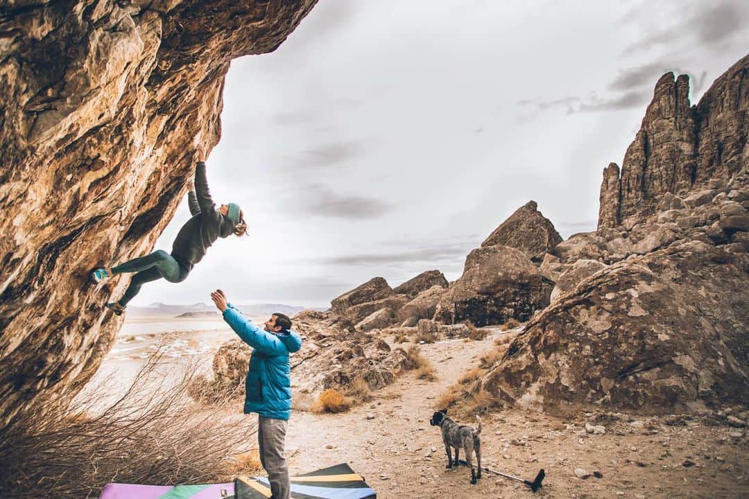 シャーロット・デュリフのインスタグラム：「Ibex, in the middle of nowhere   Finally checked out this place in Utah a few weeks ago 🧭 Landscape was lunar 🌜 Bouldering was a big playground 🎡 Lulu had an exploration day 🐶 @joshlrsn broke his foot 🦶 Must come back for the routes 🧗‍♀️  Check out all this is our recent @coldhousemedia vlog on @epictvclimbing (link in my bio)  📷 by @joshlrsn @coldhousemedia of when we returned with Dave.  @mountainhardwear @petzl_official @eb_climbing @volxholds @luxov_connect」