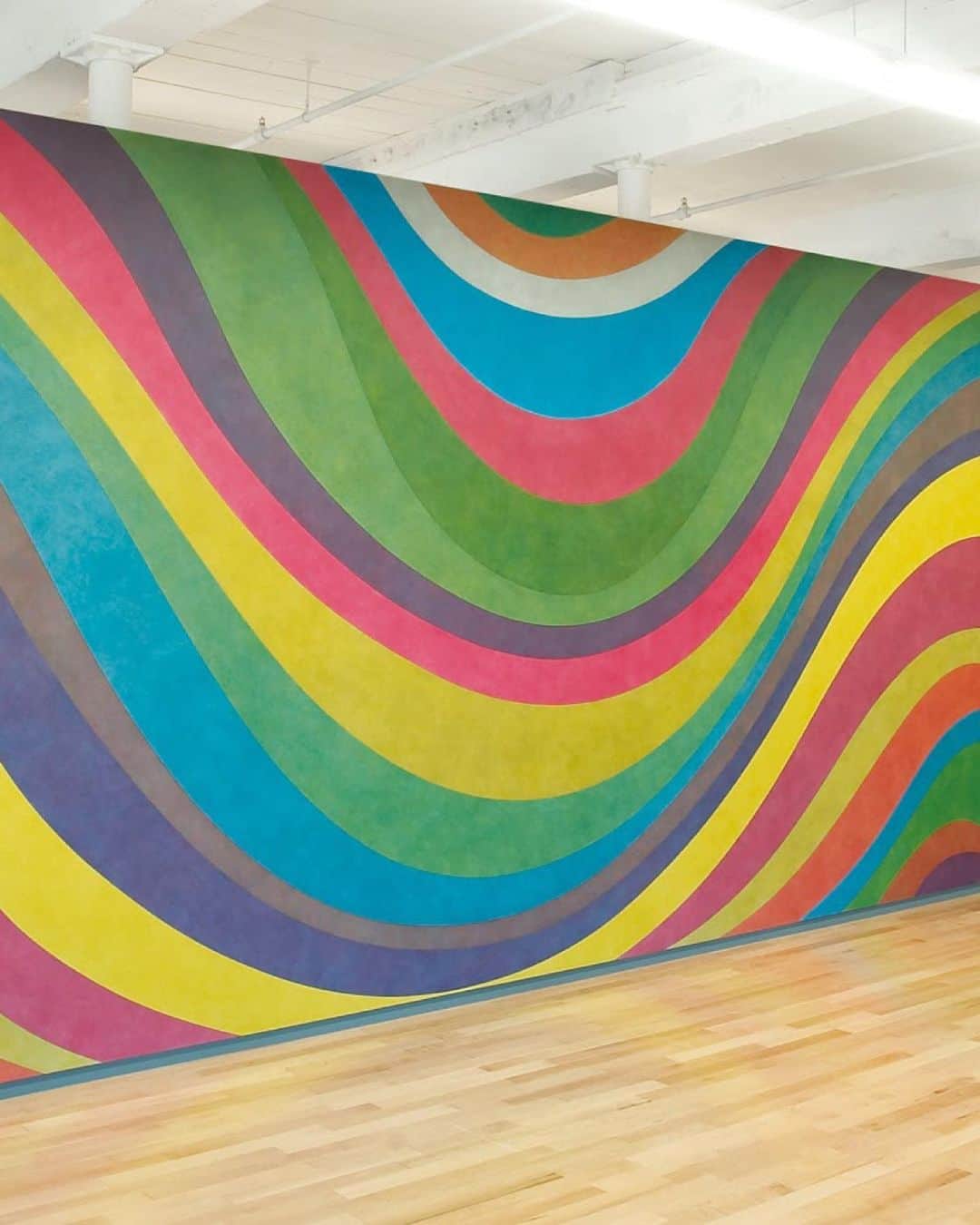 プロエンザスクーラーのインスタグラム：「We spoke with @microsoftinculture about one of our favorite artists Sol LeWitt, and how he became a point of inspiration for our Fall Winter 2019 collection. Link in Stories to listen Sol LeWitt ‘Wall Drawing 793A’ 1996 @massmoca  #proenzaschouler #sollewitt #microsoftinculture」