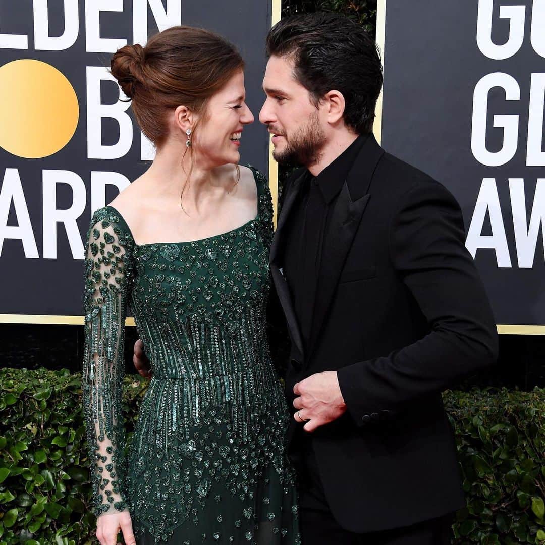 E! Onlineさんのインスタグラム写真 - (E! OnlineInstagram)「Okay fine, maybe he does know a little something. 💛 Happy birthday, Rose Leslie. (📷: Getty/Shutterstock)」2月10日 4時55分 - enews