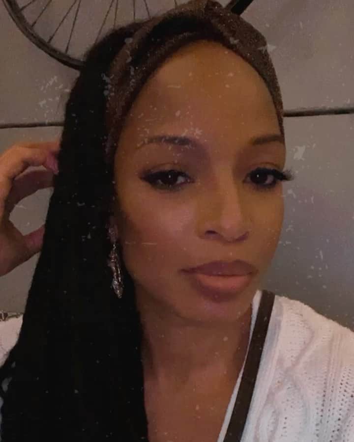 ナターシャ・ヘイスティングスのインスタグラム：「She shines different when she’s being loved right. 🥰 Starting with herself ❤️💋」
