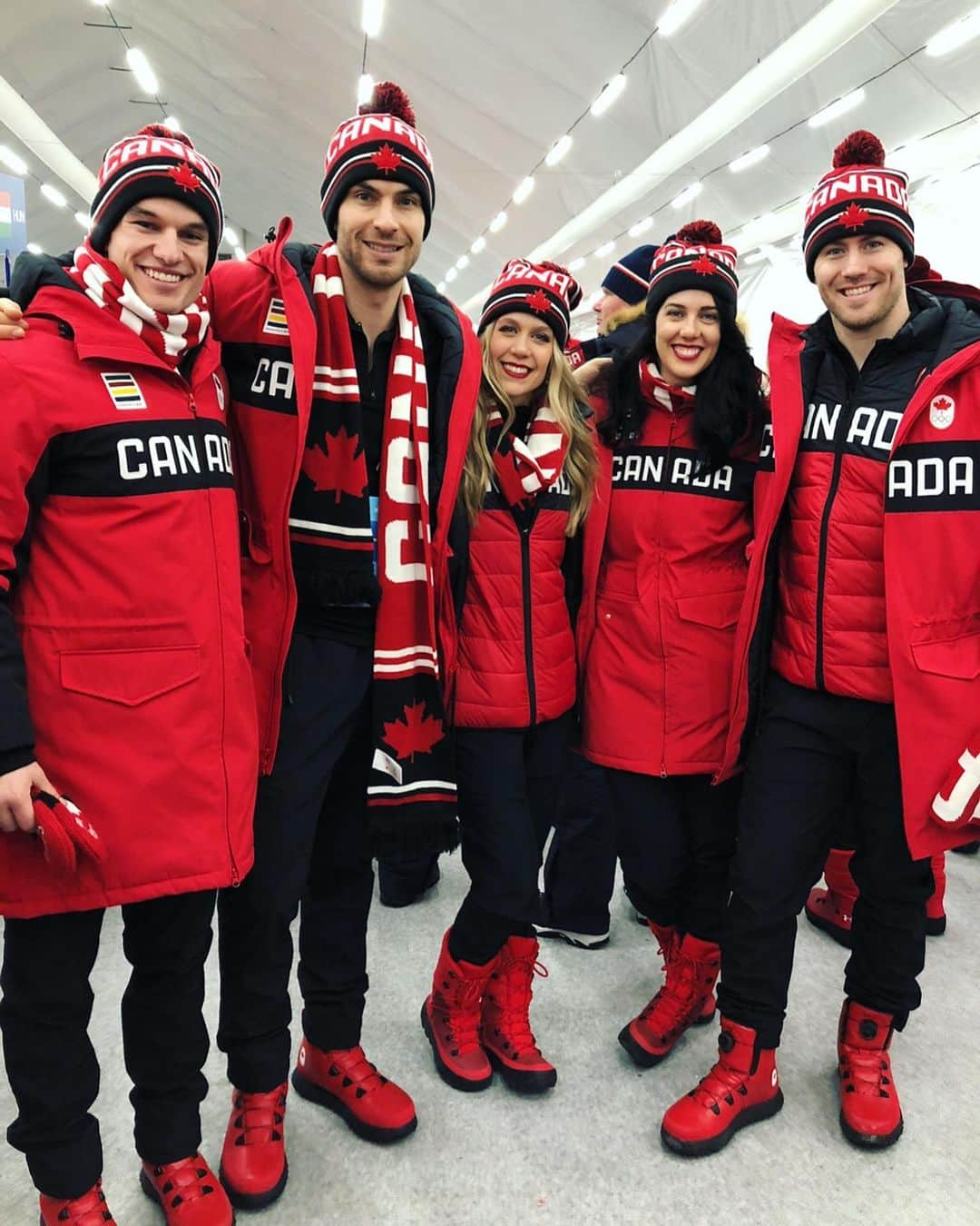 エリック・ラドフォードさんのインスタグラム写真 - (エリック・ラドフォードInstagram)「Three years ago???? Already?!!  #olympics #openingceremony #memories #friends #olympians #teamcanada #gocanadago #😇」2月10日 5時08分 - ericradford85