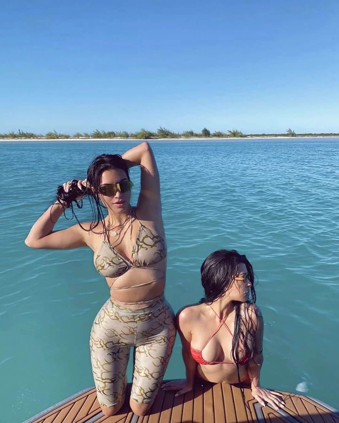 キム・カーダシアンさんのインスタグラム写真 - (キム・カーダシアンInstagram)「Kourtney lost her earring in the ocean so I helped her find it」2月10日 5時12分 - kimkardashian